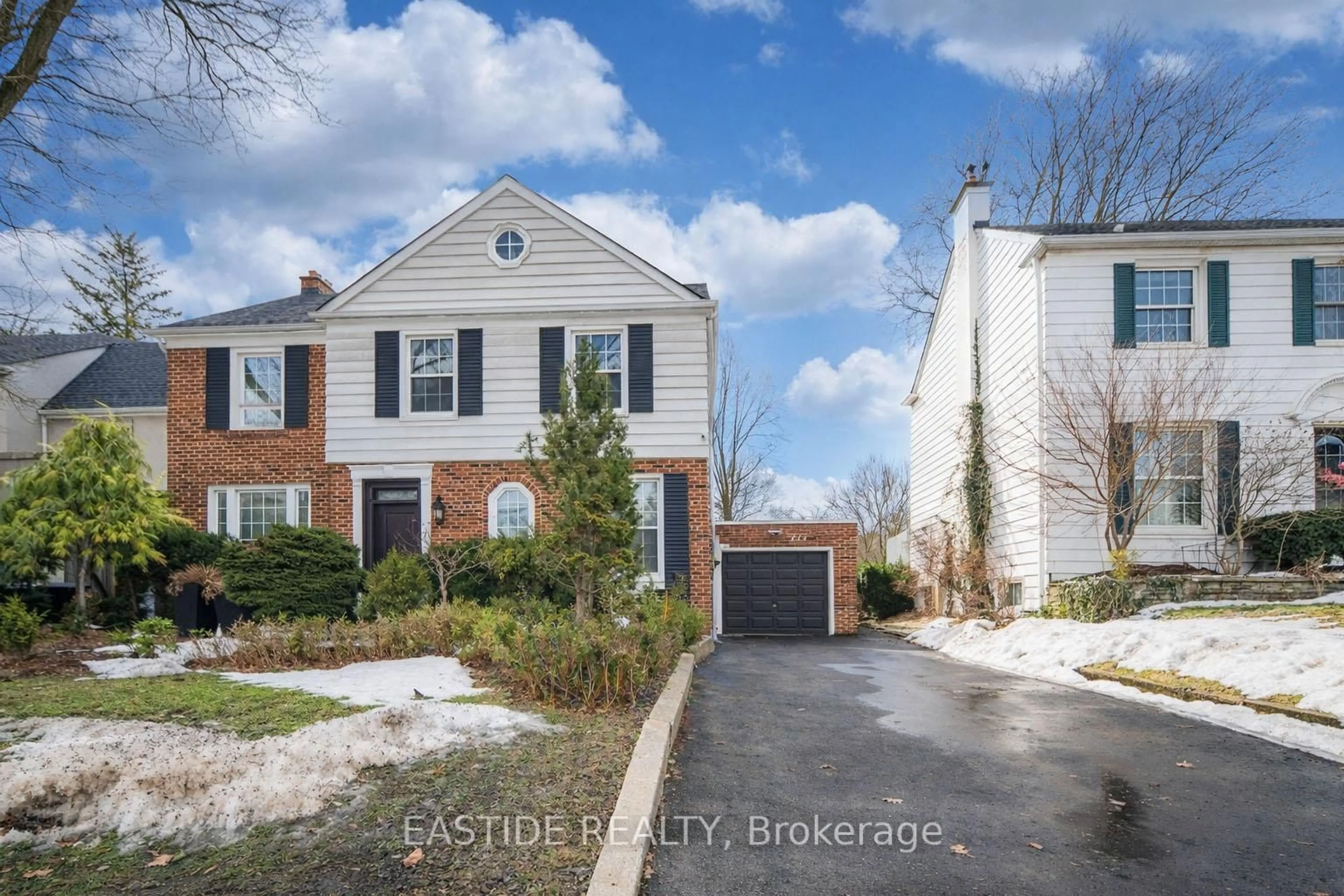 A pic from outside/outdoor area/front of a property/back of a property/a pic from drone, street for 277 Lawrence Ave, Toronto Ontario M4N 1T6