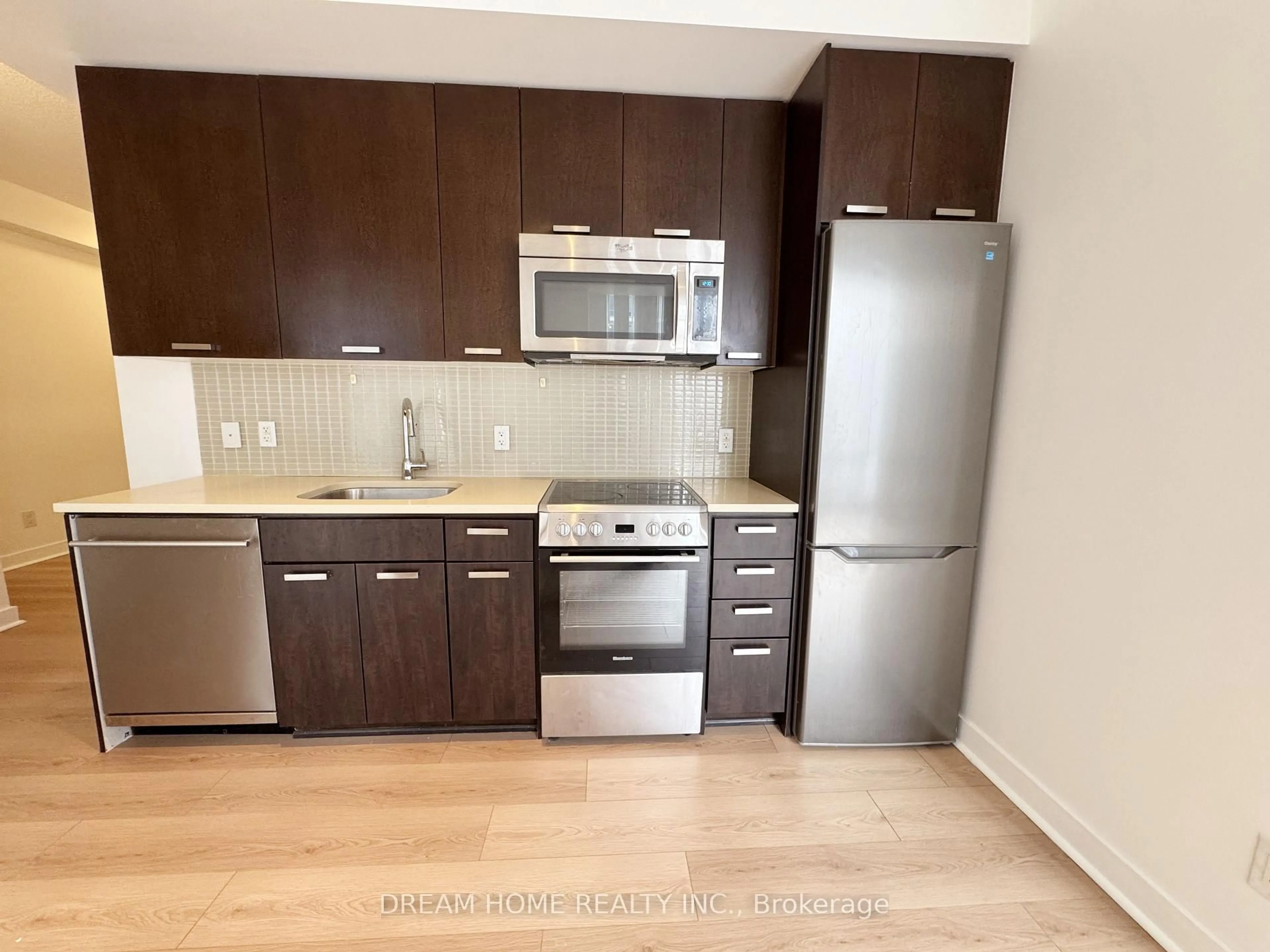 Standard kitchen, wood/laminate floor for 295 Adelaide St #1106, Toronto Ontario M5V 0L4