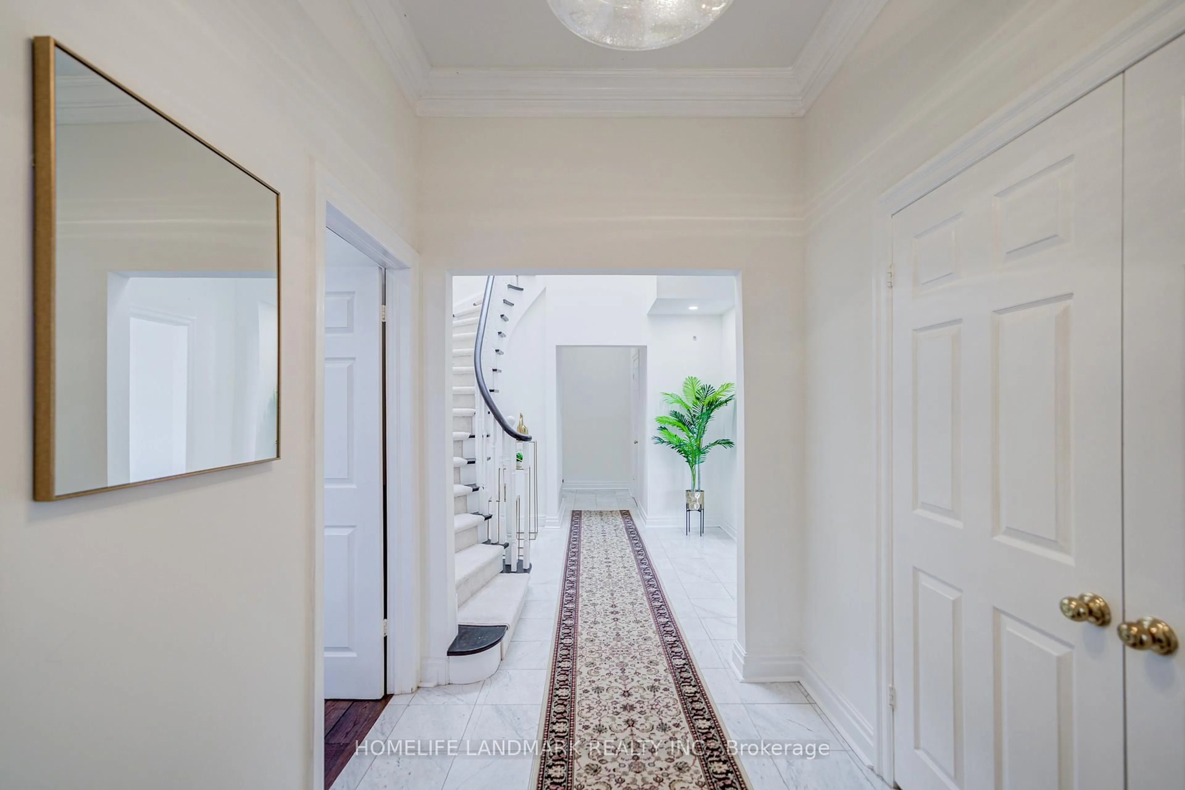 Indoor entryway for 7 Killarney Rd, Toronto Ontario M5P 1L7