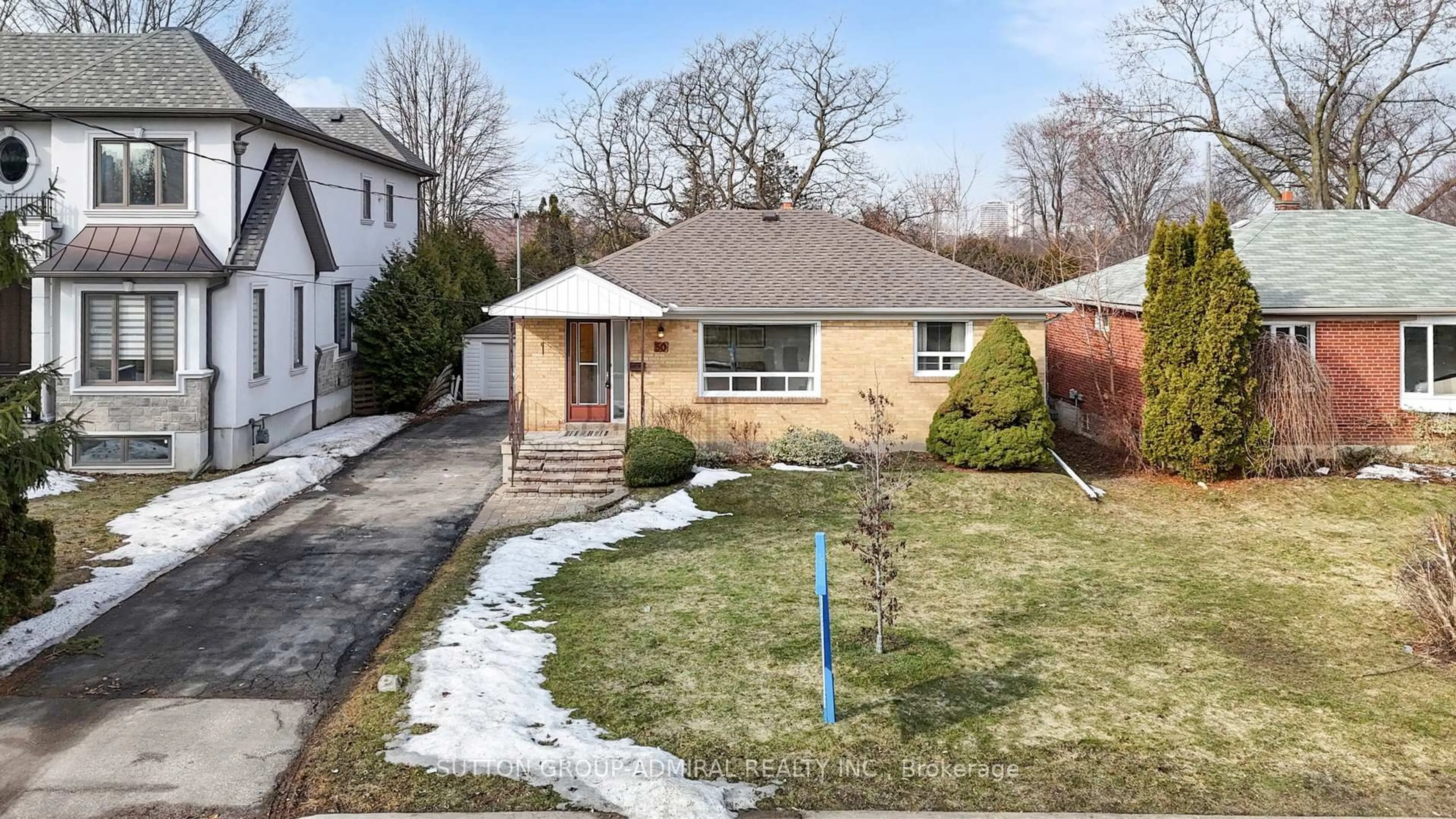 A pic from outside/outdoor area/front of a property/back of a property/a pic from drone, street for 50 Altamont Rd, Toronto Ontario M2M 1S7