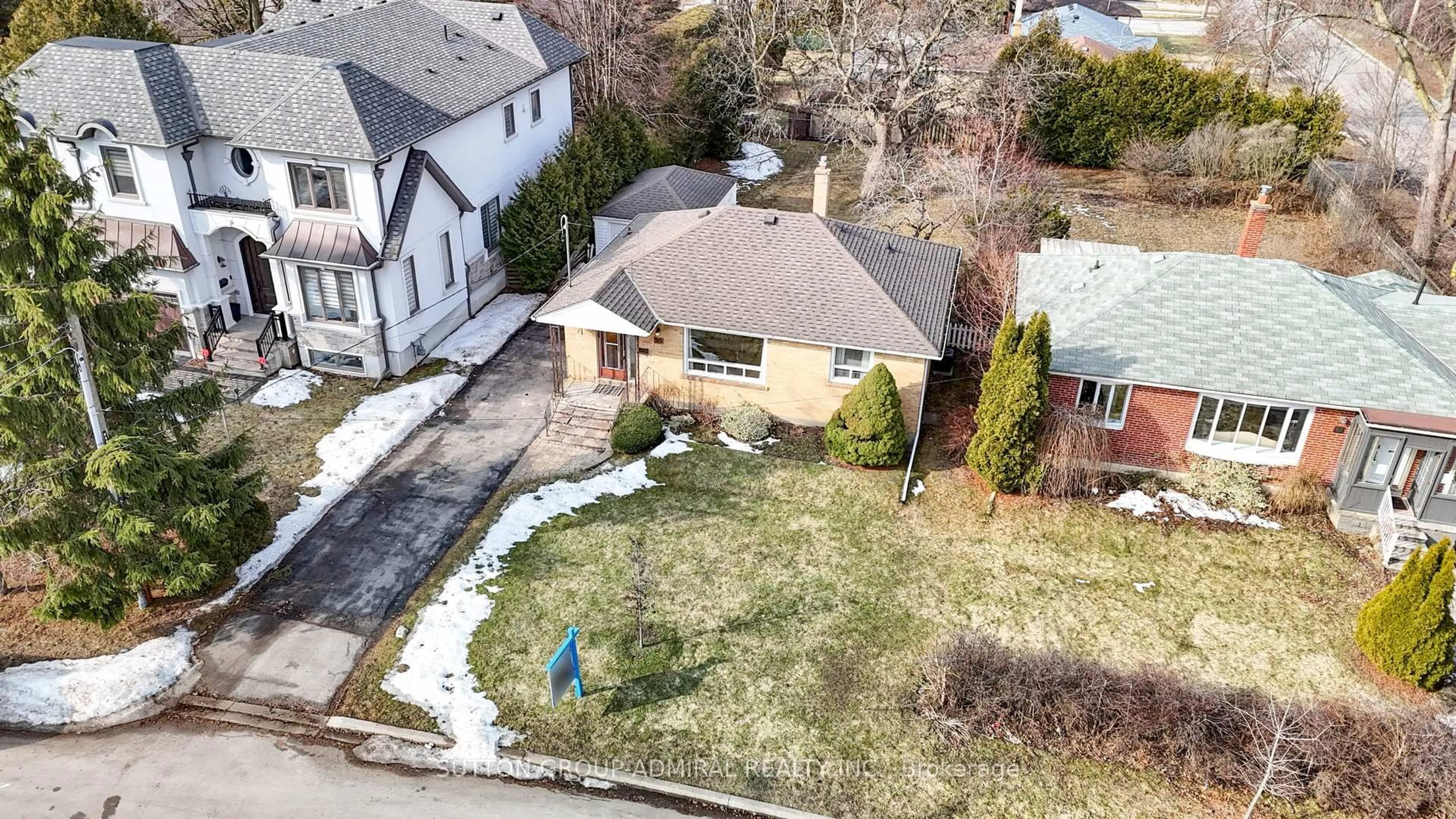 A pic from outside/outdoor area/front of a property/back of a property/a pic from drone, street for 50 Altamont Rd, Toronto Ontario M2M 1S7