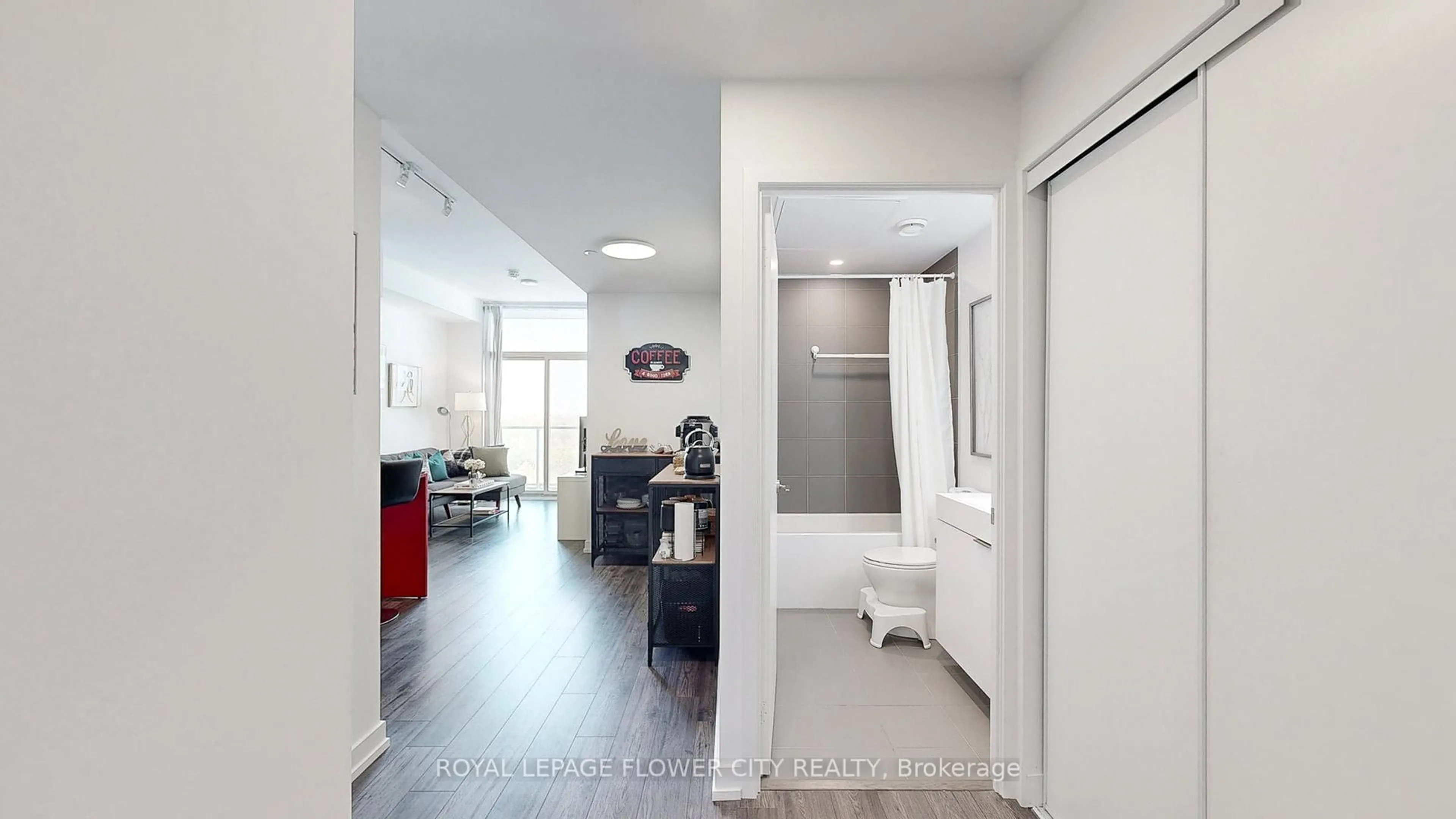 Indoor entryway for 33 Helendale Ave #1101, Toronto Ontario M4R 0A4