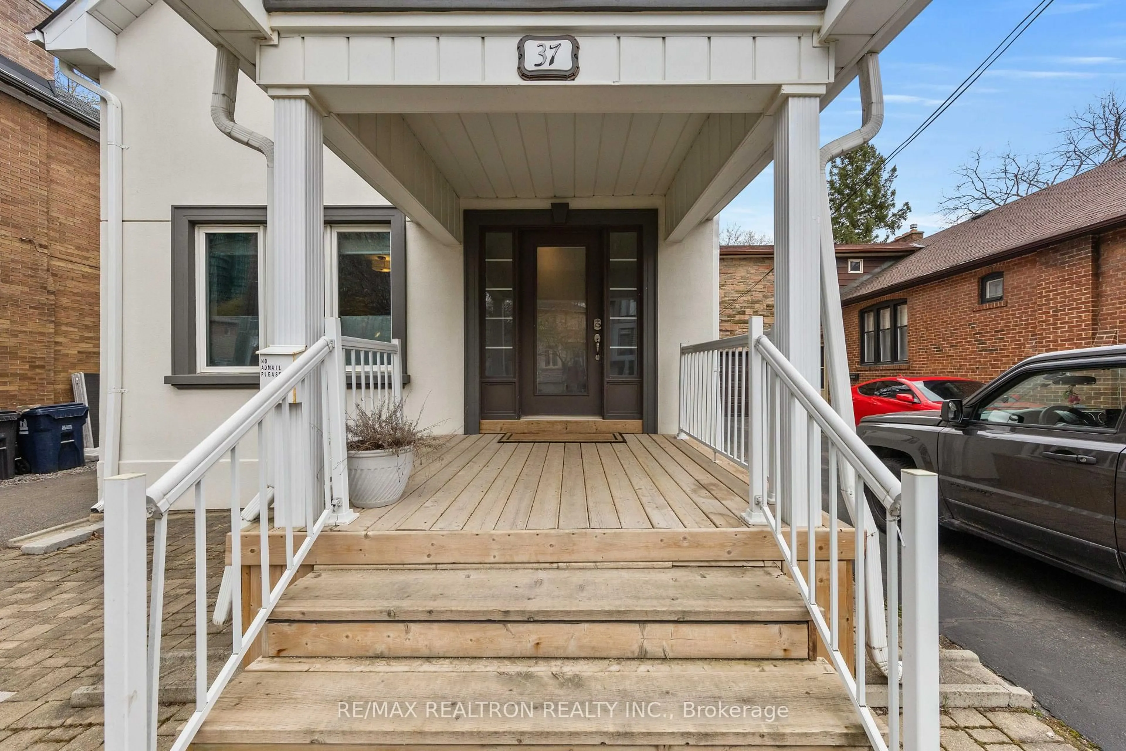 Indoor entryway for 37 Johnston Ave, Toronto Ontario M2N 1G9