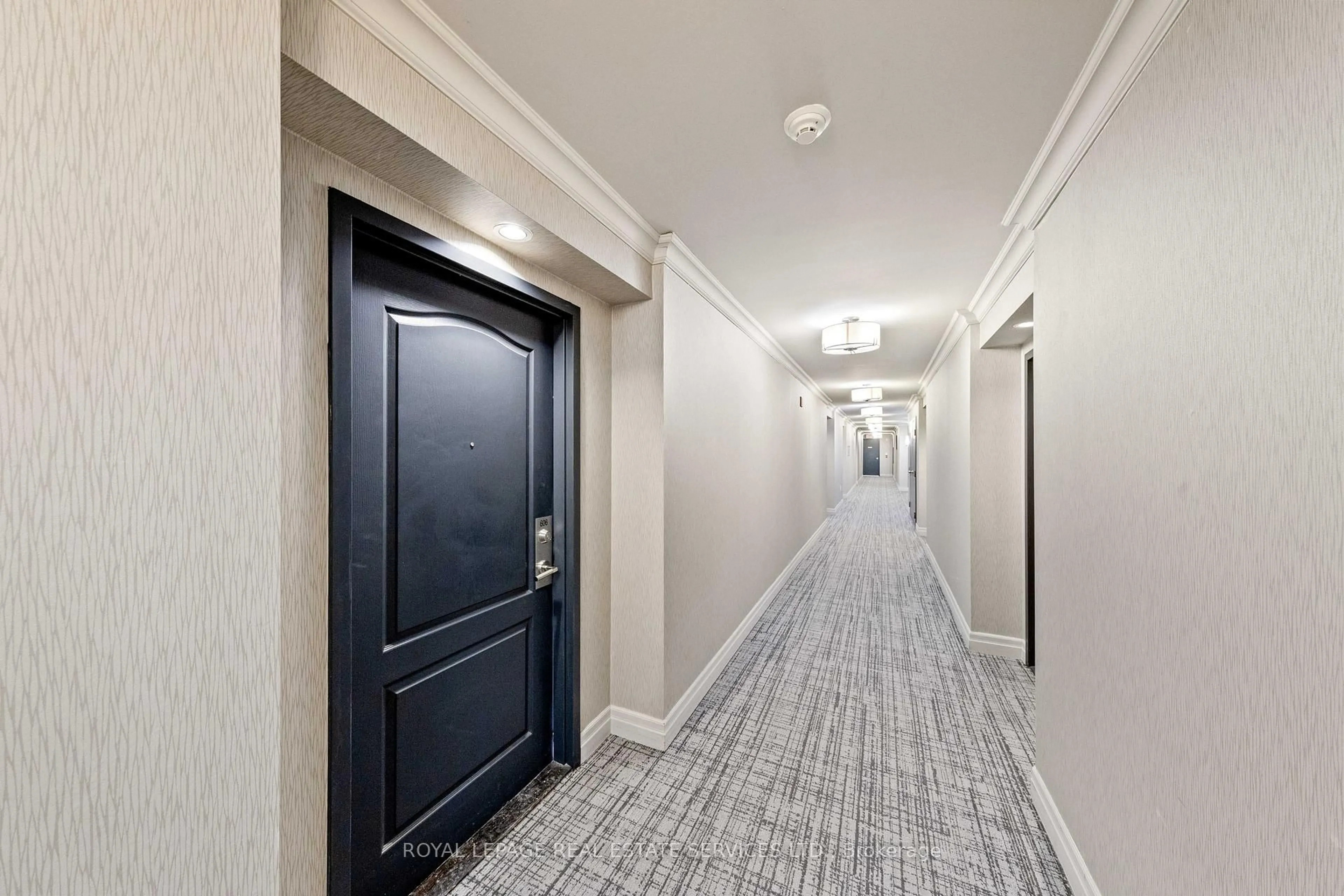 Indoor foyer for 18 Wanless Ave #606, Toronto Ontario M4N 1V6