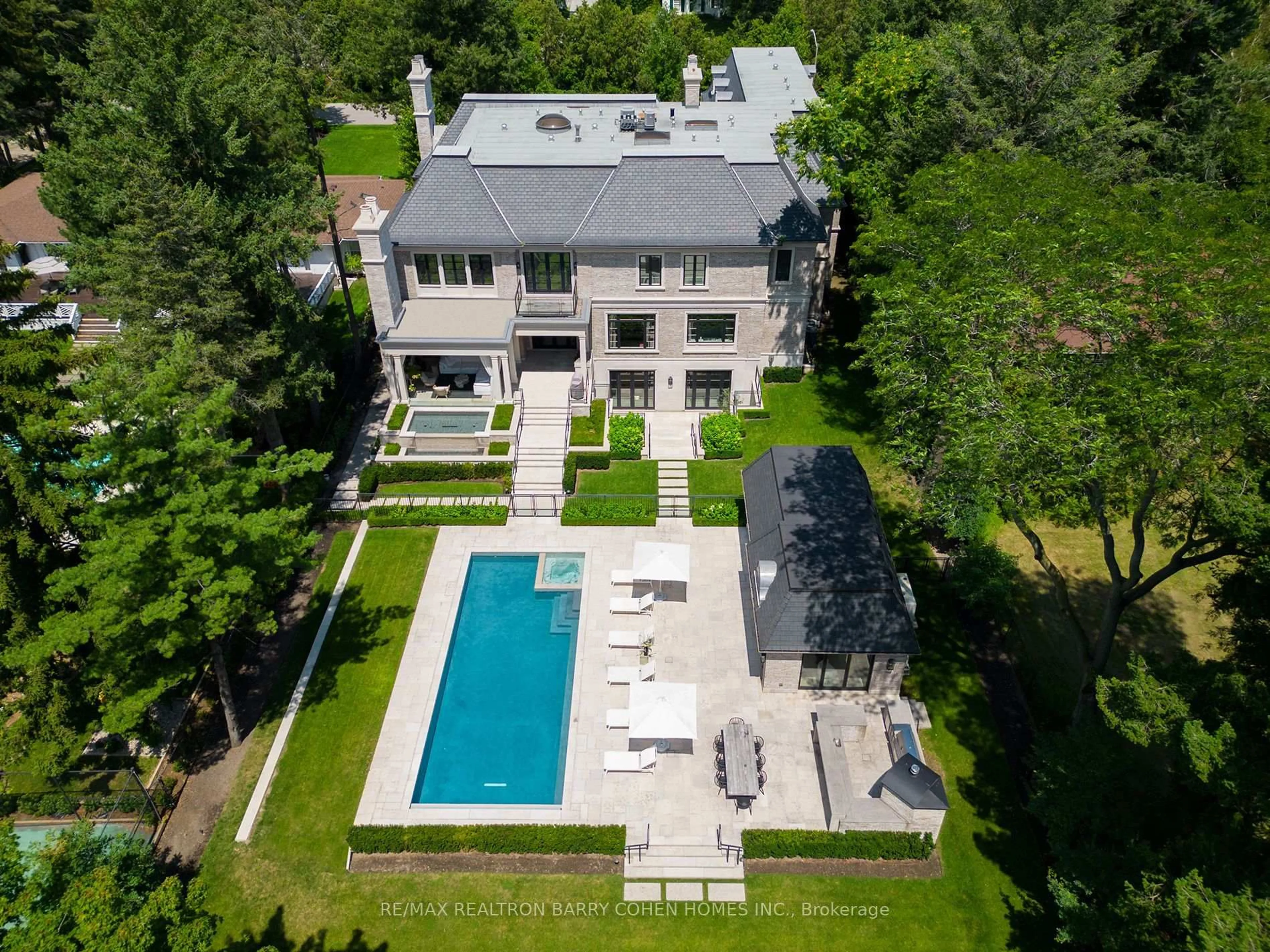 A pic from outside/outdoor area/front of a property/back of a property/a pic from drone, street for 19 Country Lane, Toronto Ontario M2L 1E1