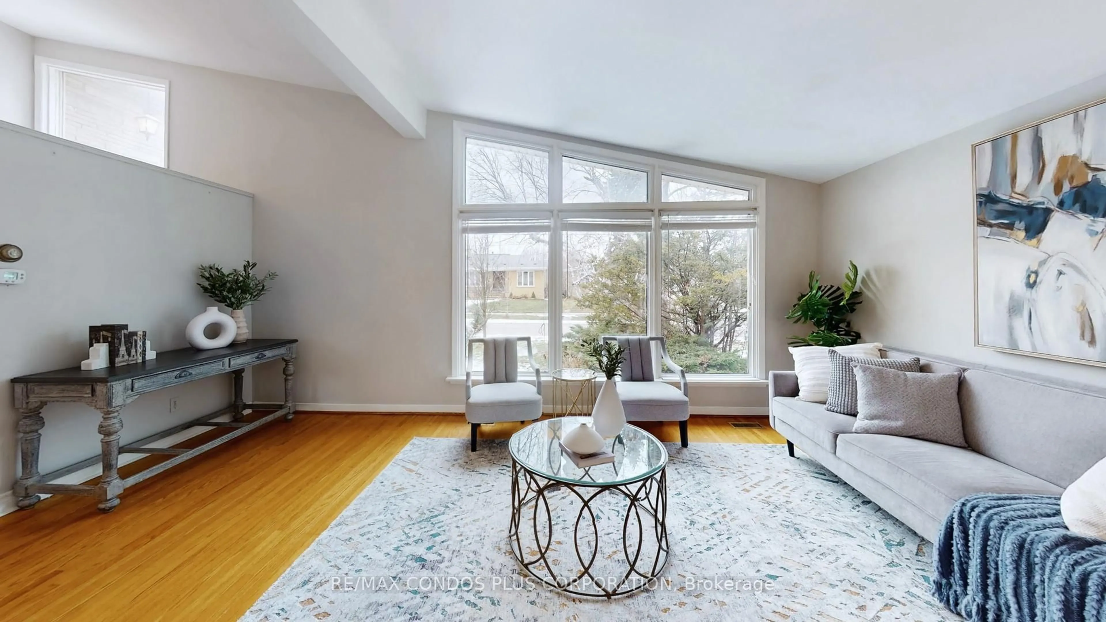 Living room with furniture, unknown for 333 Pleasant Ave, Toronto Ontario M2R 2R3