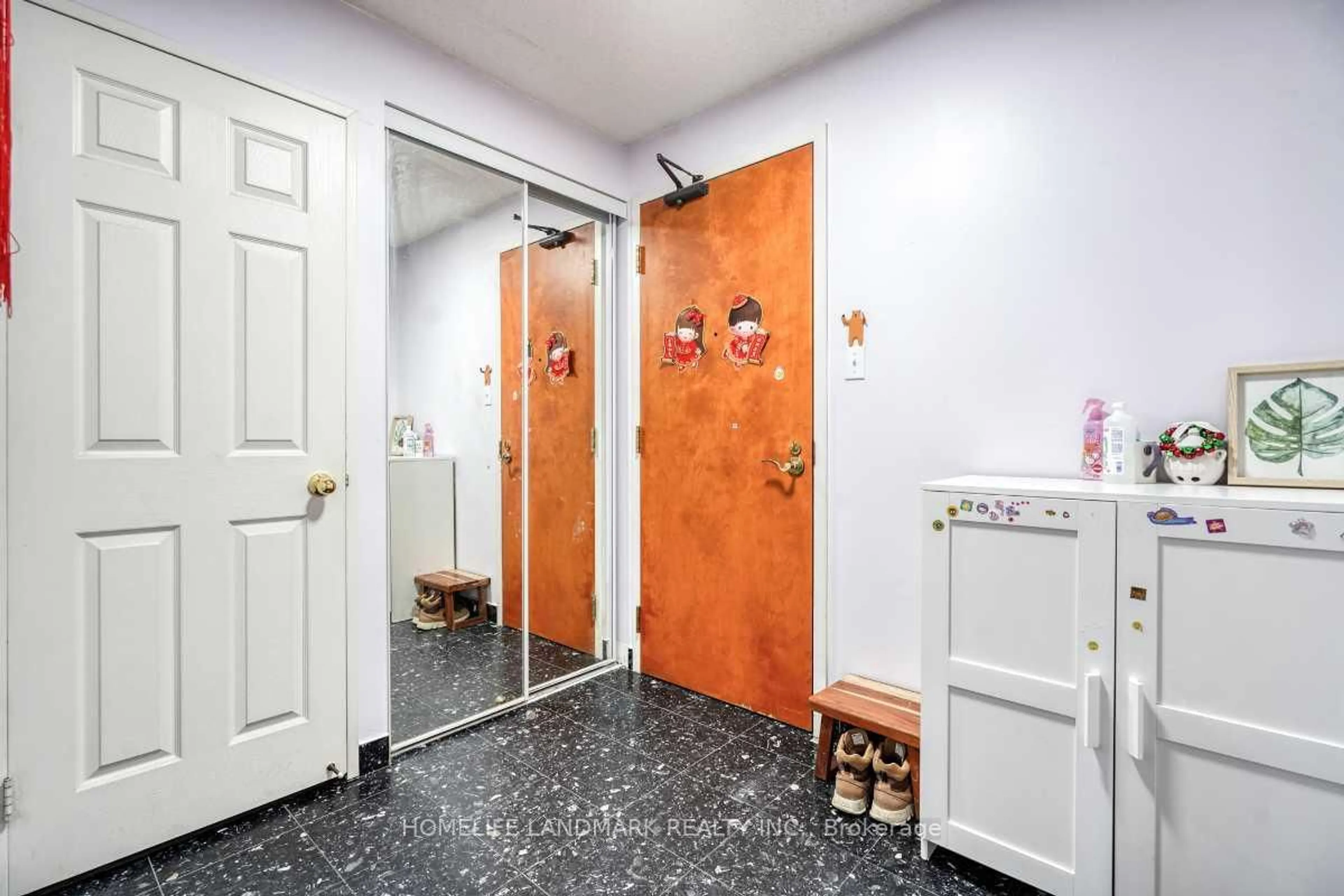 Indoor foyer for 260 Doris Ave #302, Toronto Ontario M2N 6X9