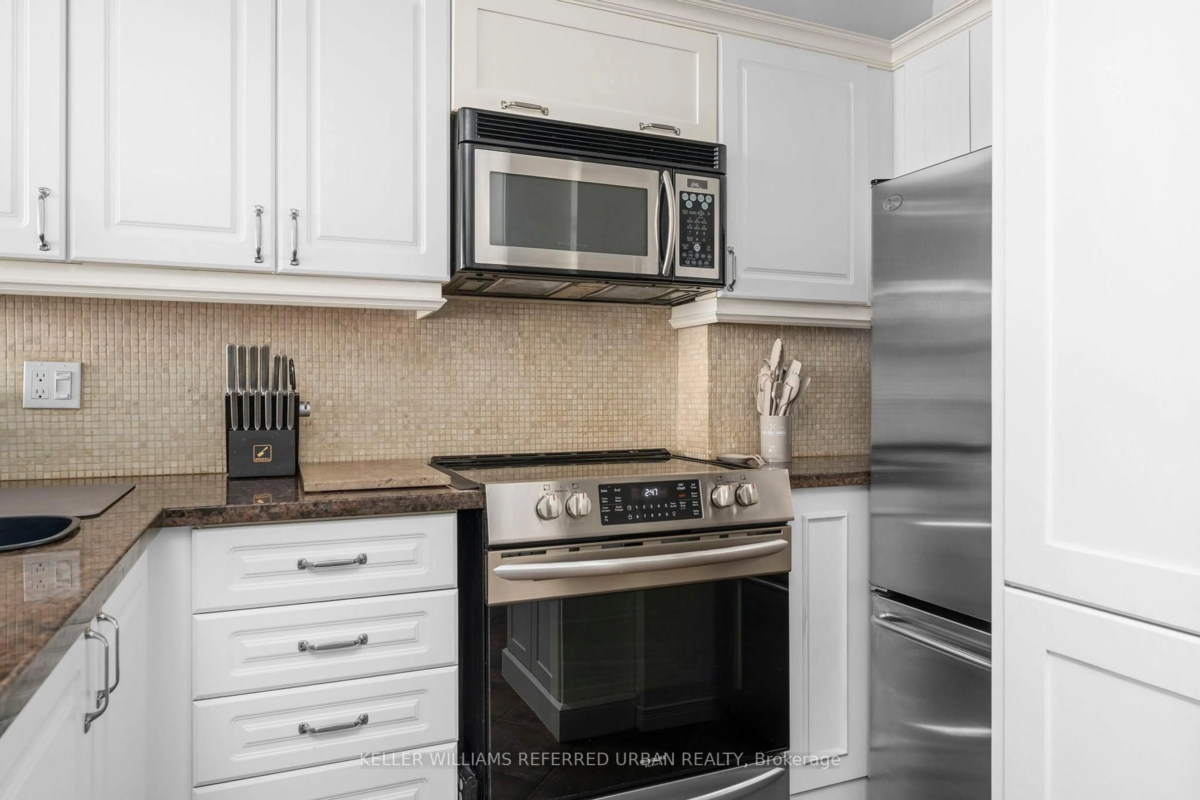 Standard kitchen, ceramic/tile floor for 393 King St #706, Toronto Ontario M5V 3G8