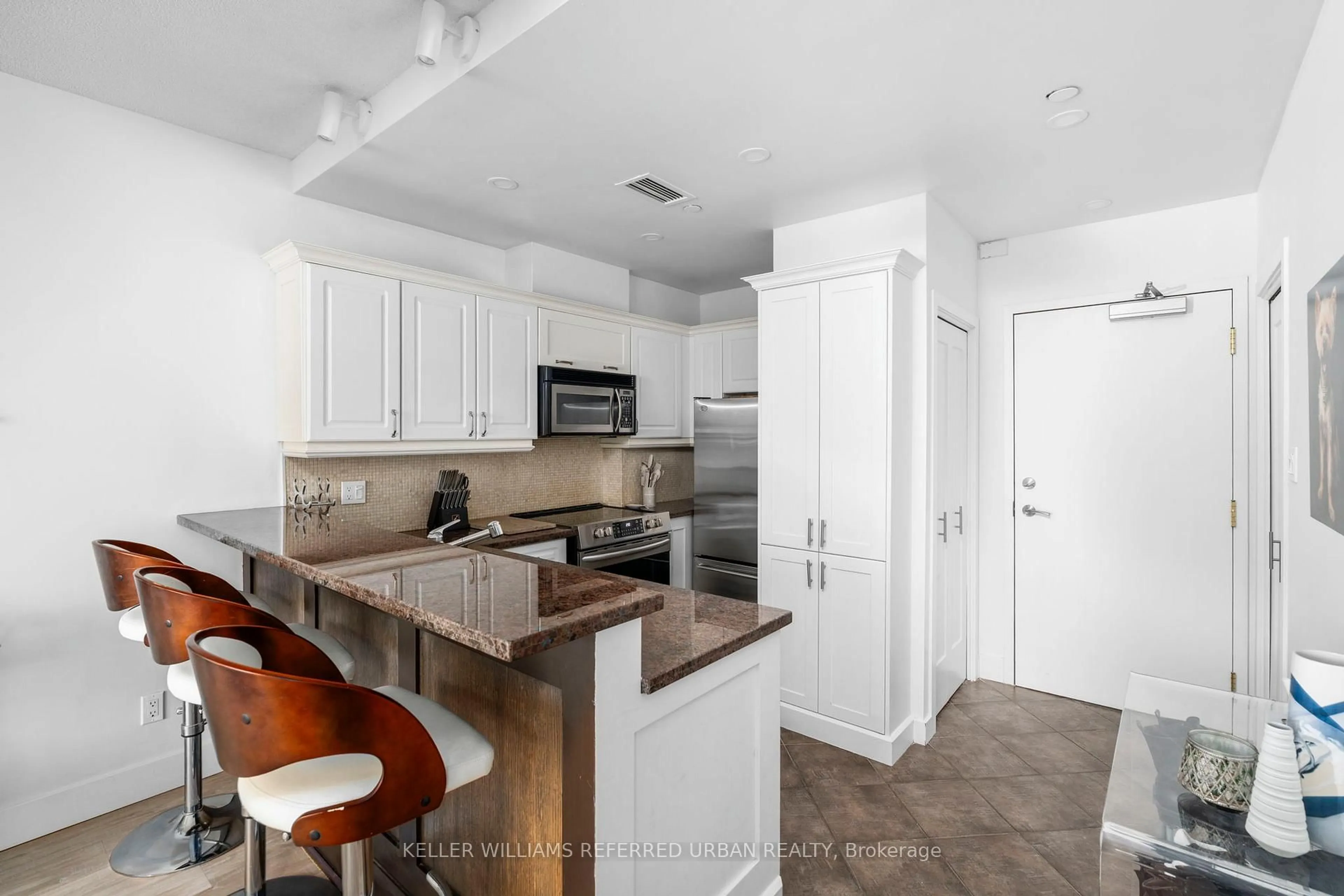 Open concept kitchen, ceramic/tile floor for 393 King St #706, Toronto Ontario M5V 3G8