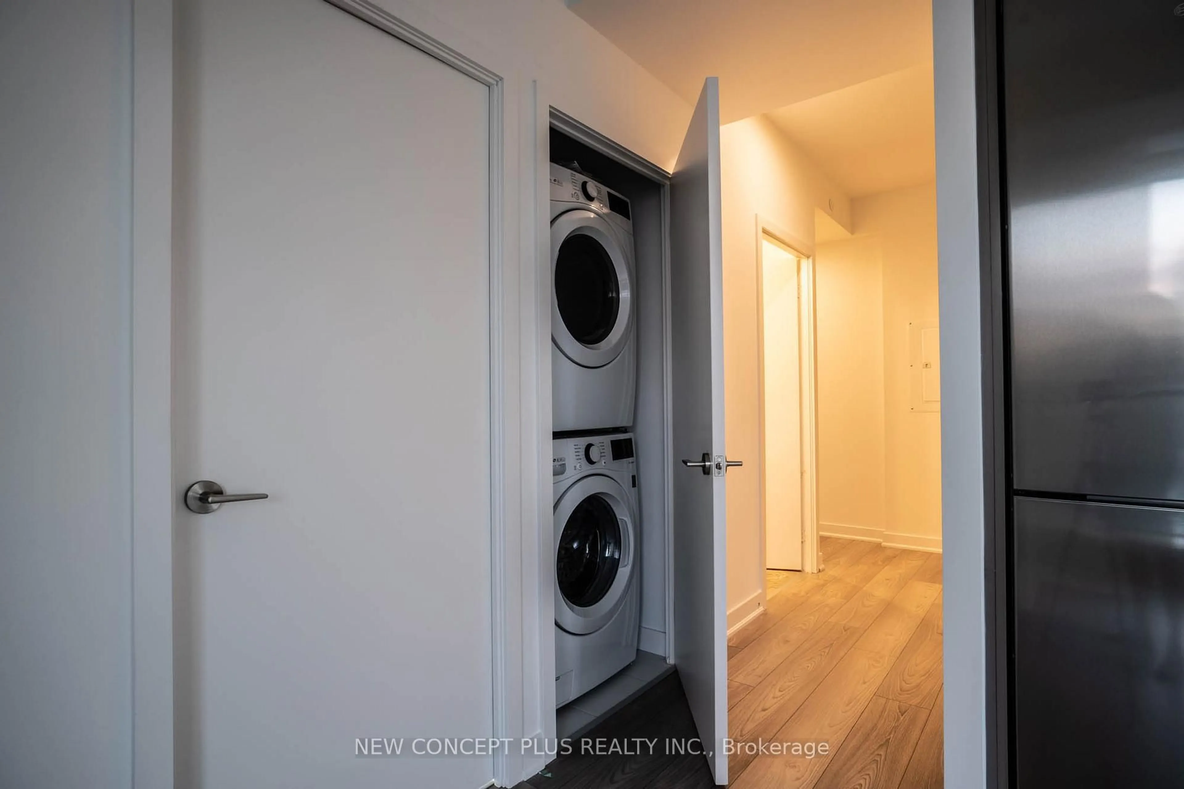 Laundry room for 120 Parliament St #1612, Toronto Ontario M5A 0N6