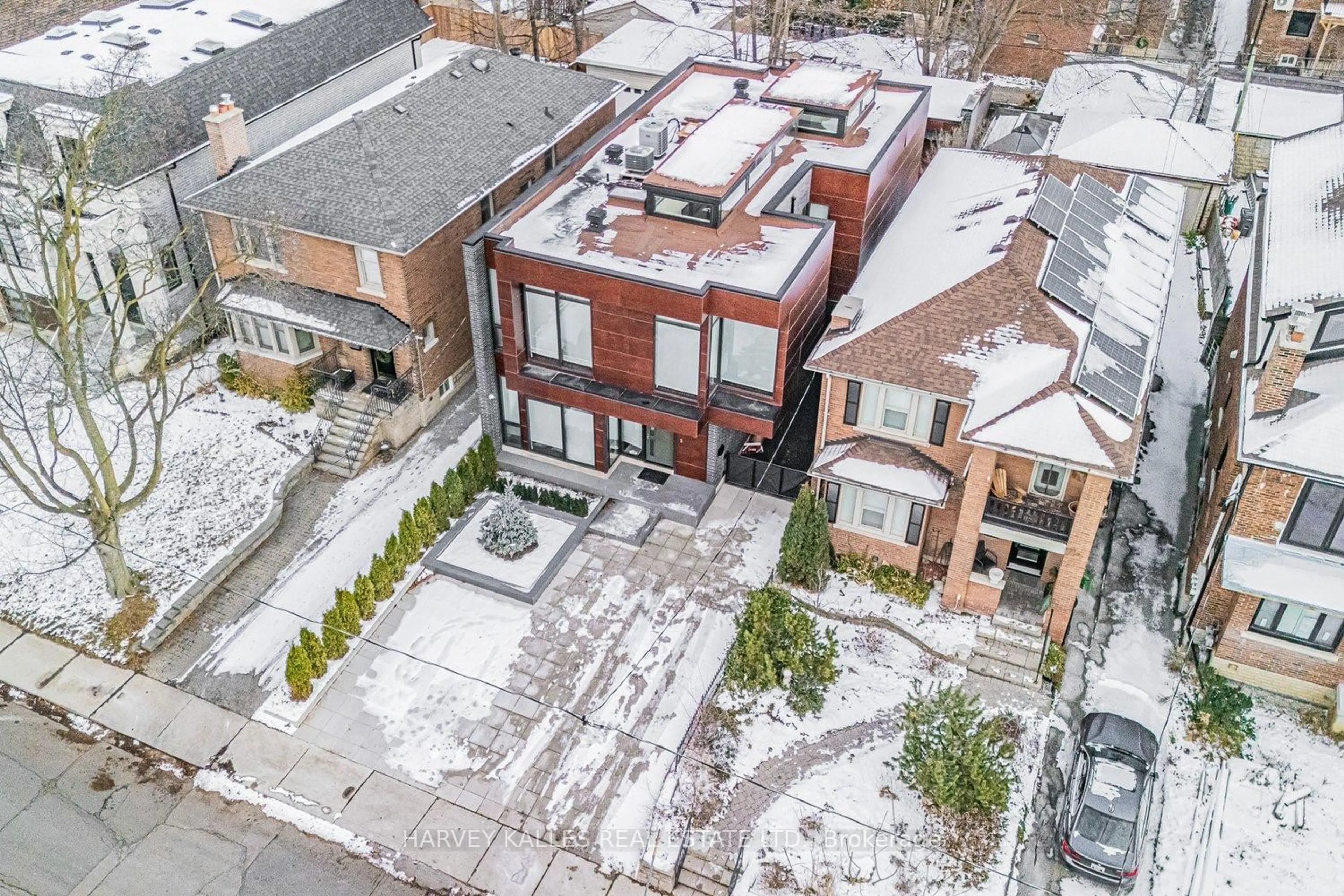 A pic from outside/outdoor area/front of a property/back of a property/a pic from drone, street for 5 Braemar Ave, Toronto Ontario M5P 2L1