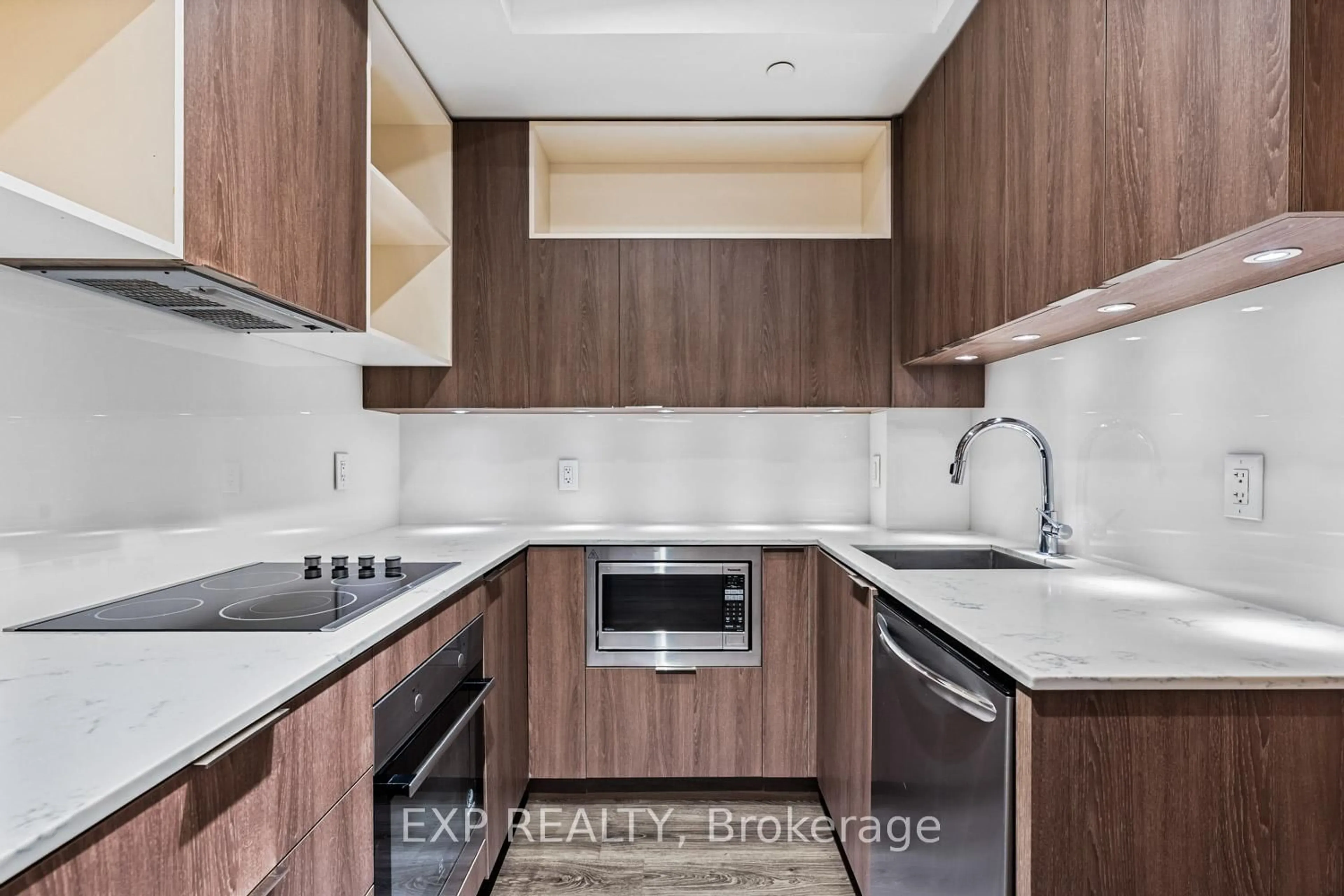 Standard kitchen, wood/laminate floor for 200 Sackville St #314, Toronto Ontario M5A 0C4