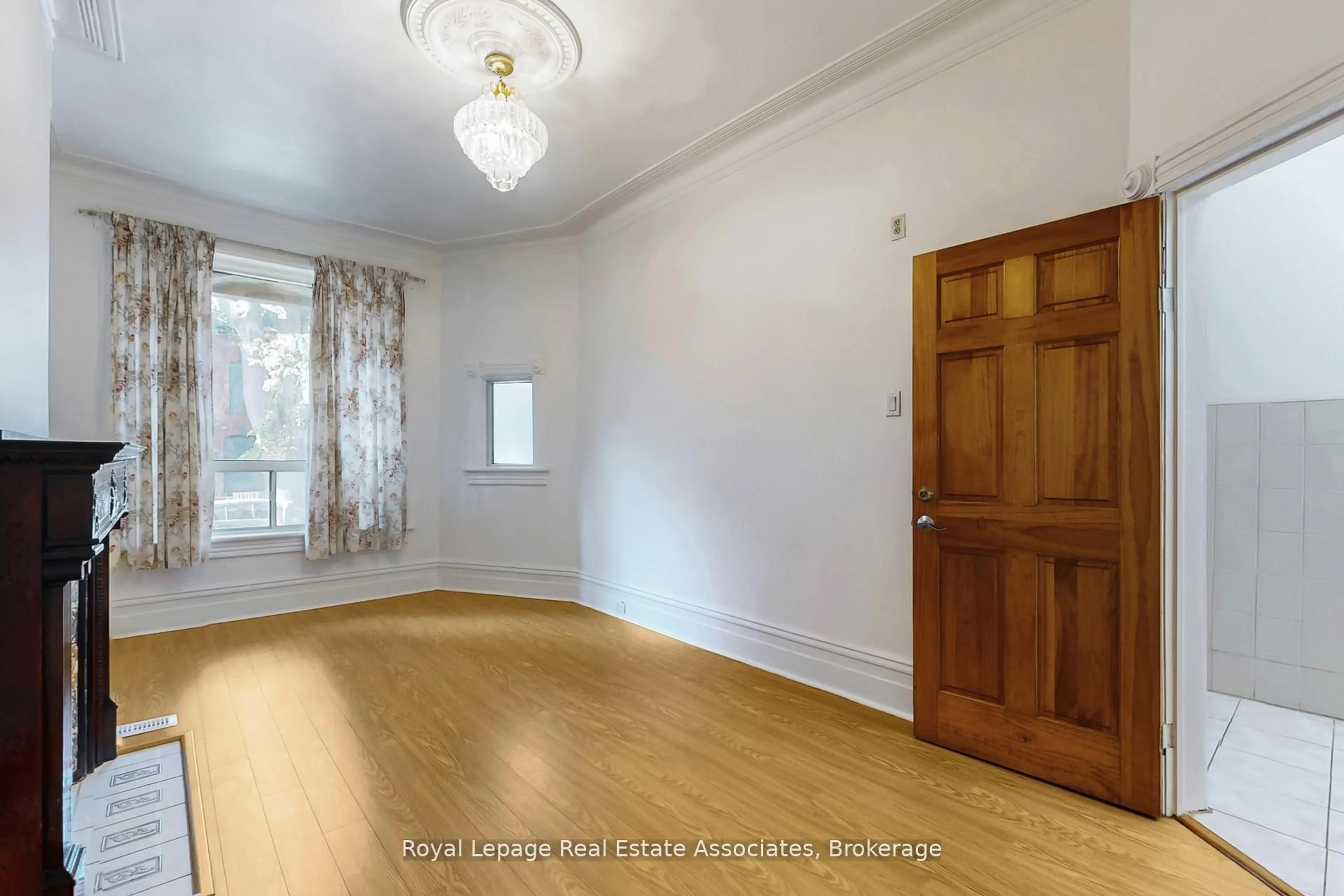 A pic of a room for 143 Seaton St, Toronto Ontario M5A 2T2