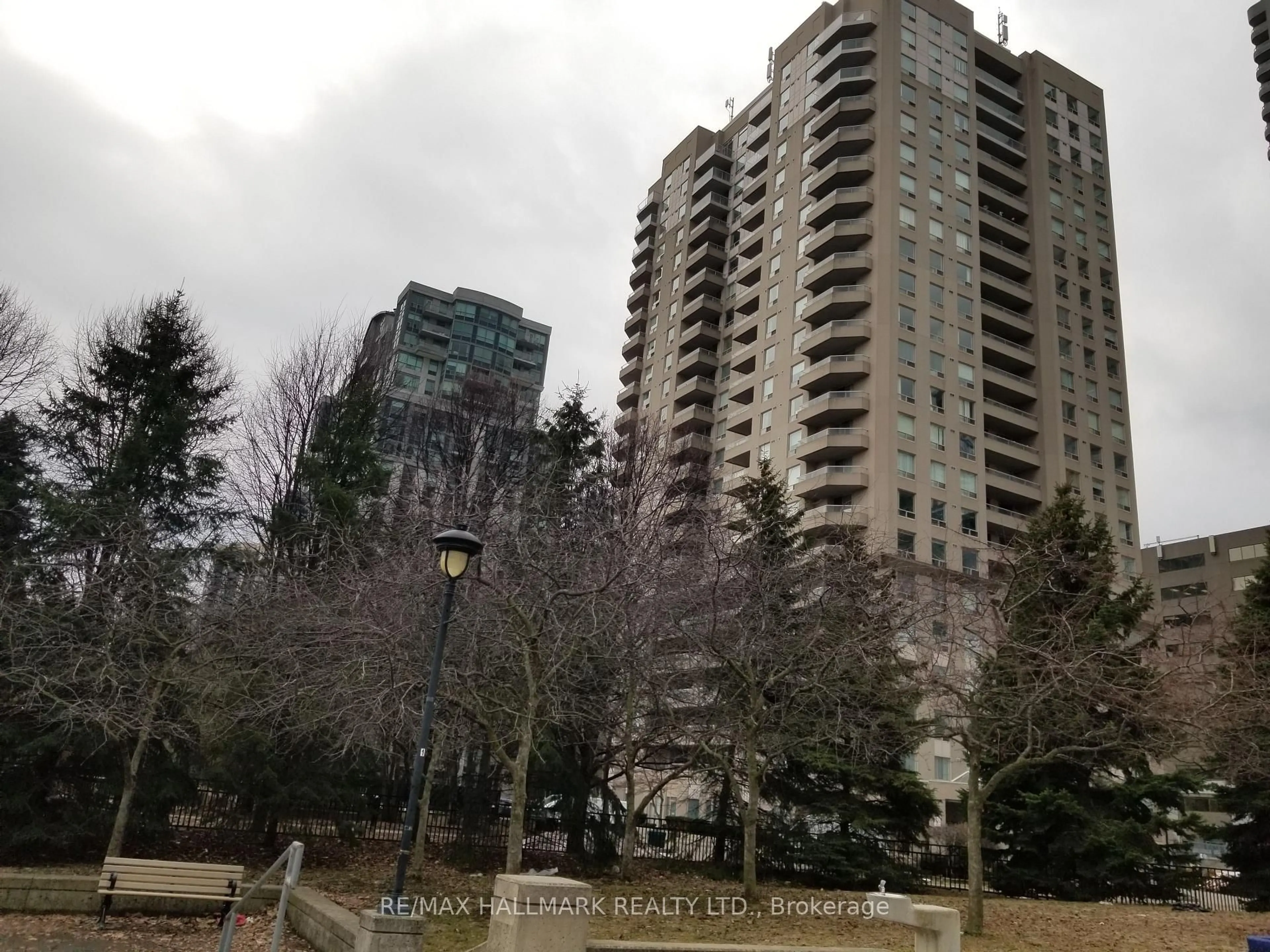 Blurry image for 18 Hillcrest Ave #402, Toronto Ontario M2N 6T5