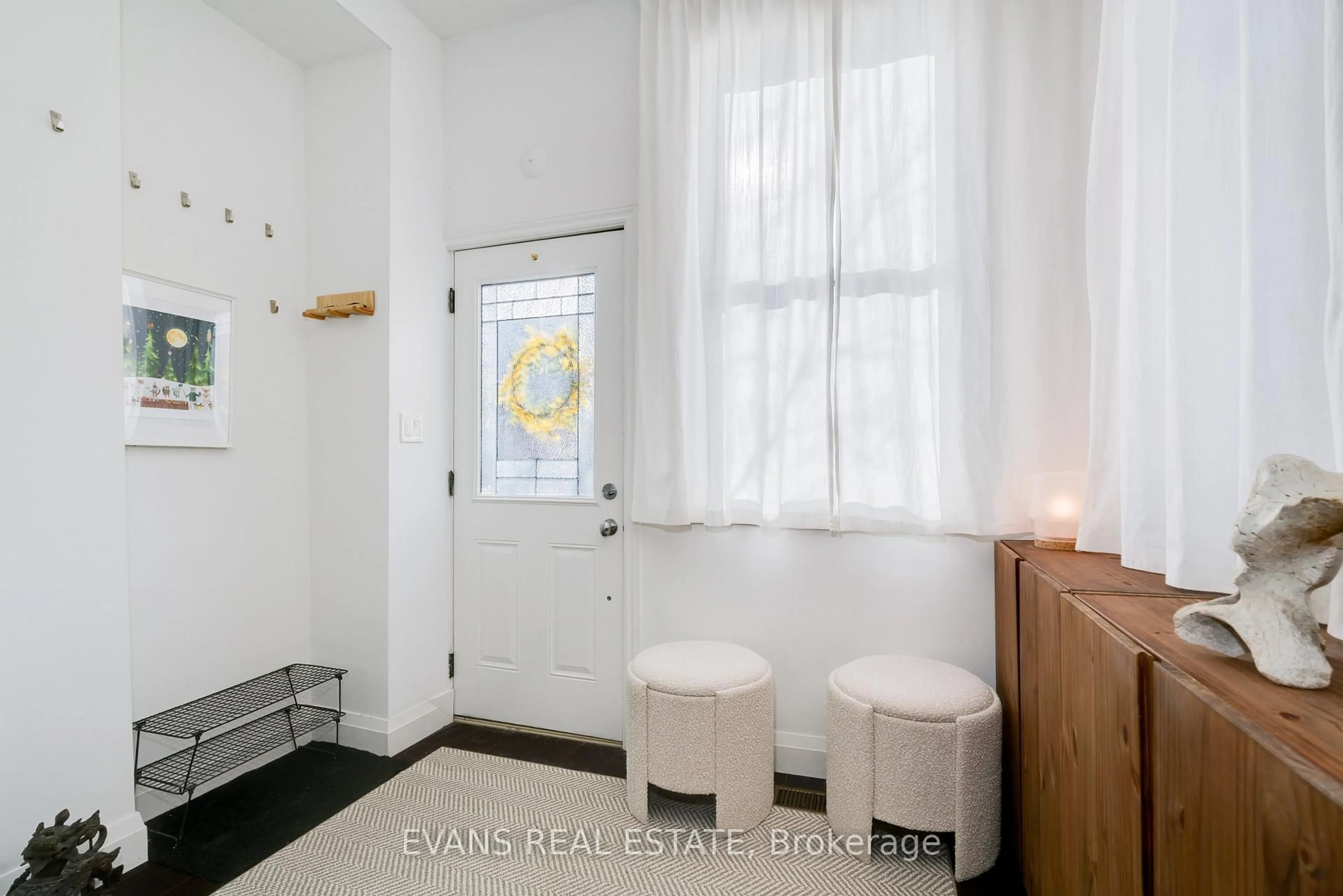 Indoor entryway for 448 Gerrard St, Toronto Ontario M5A 2H2