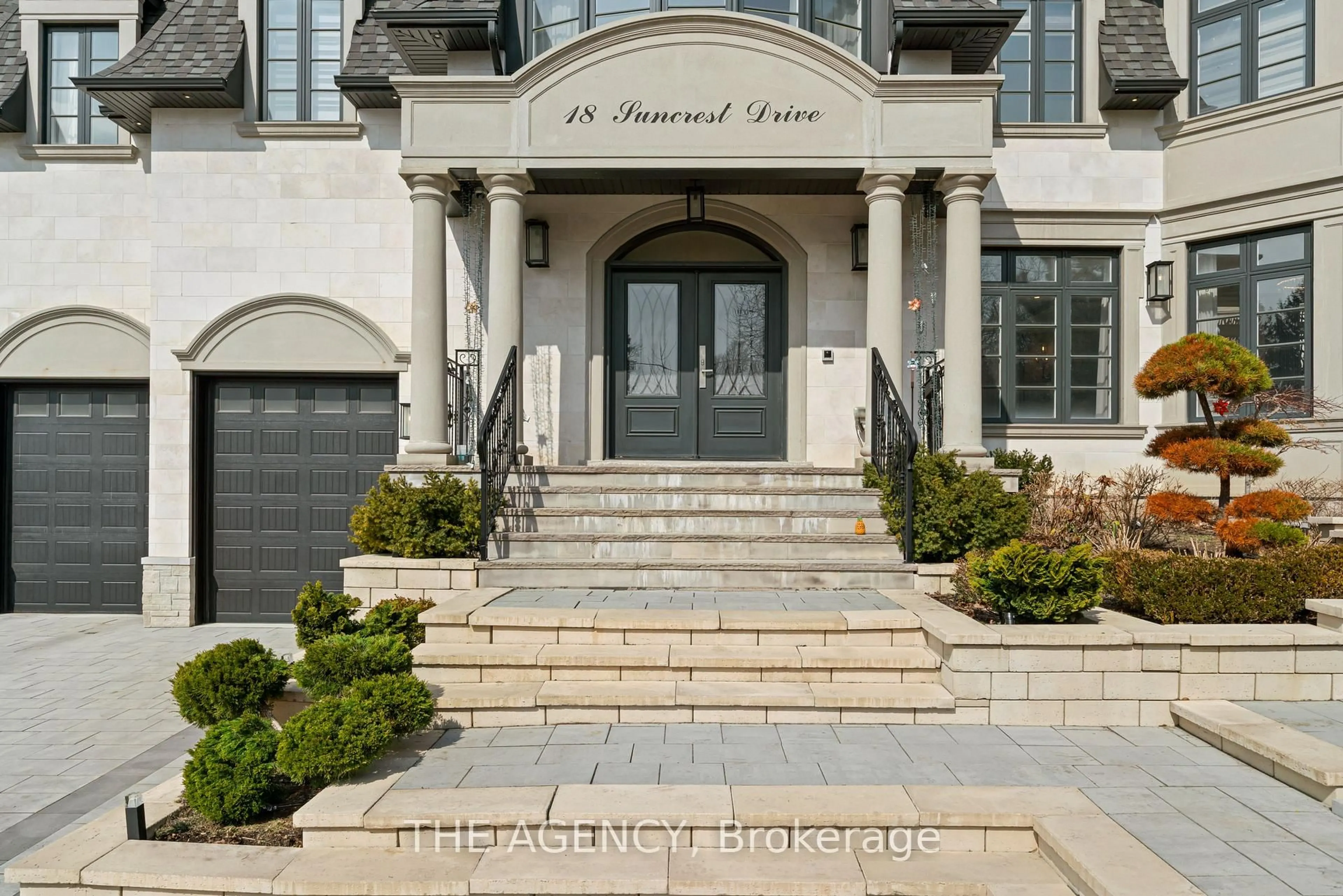 Indoor entryway for 18 Suncrest Dr, Toronto Ontario M3C 2L2