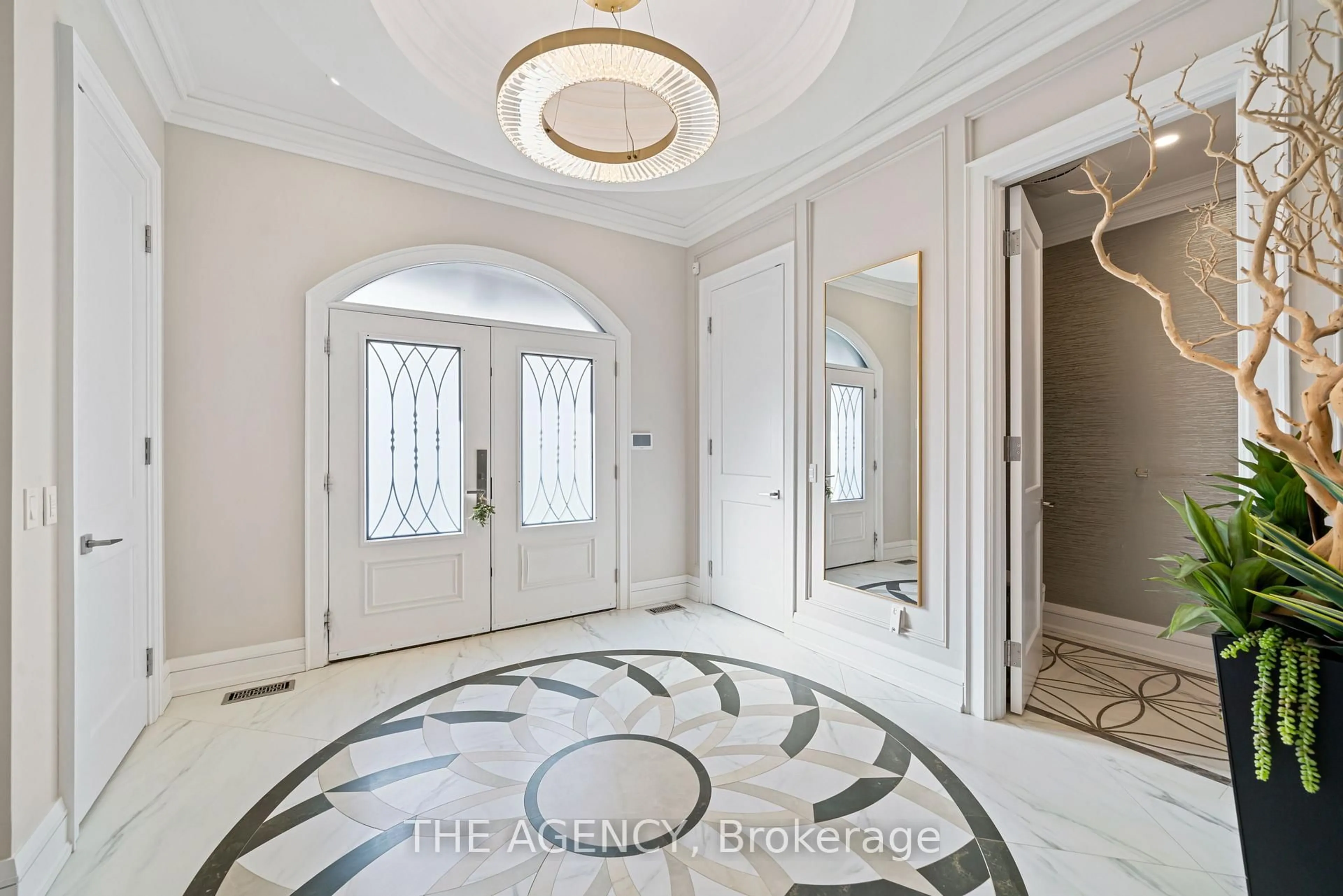 Indoor entryway for 18 Suncrest Dr, Toronto Ontario M3C 2L2