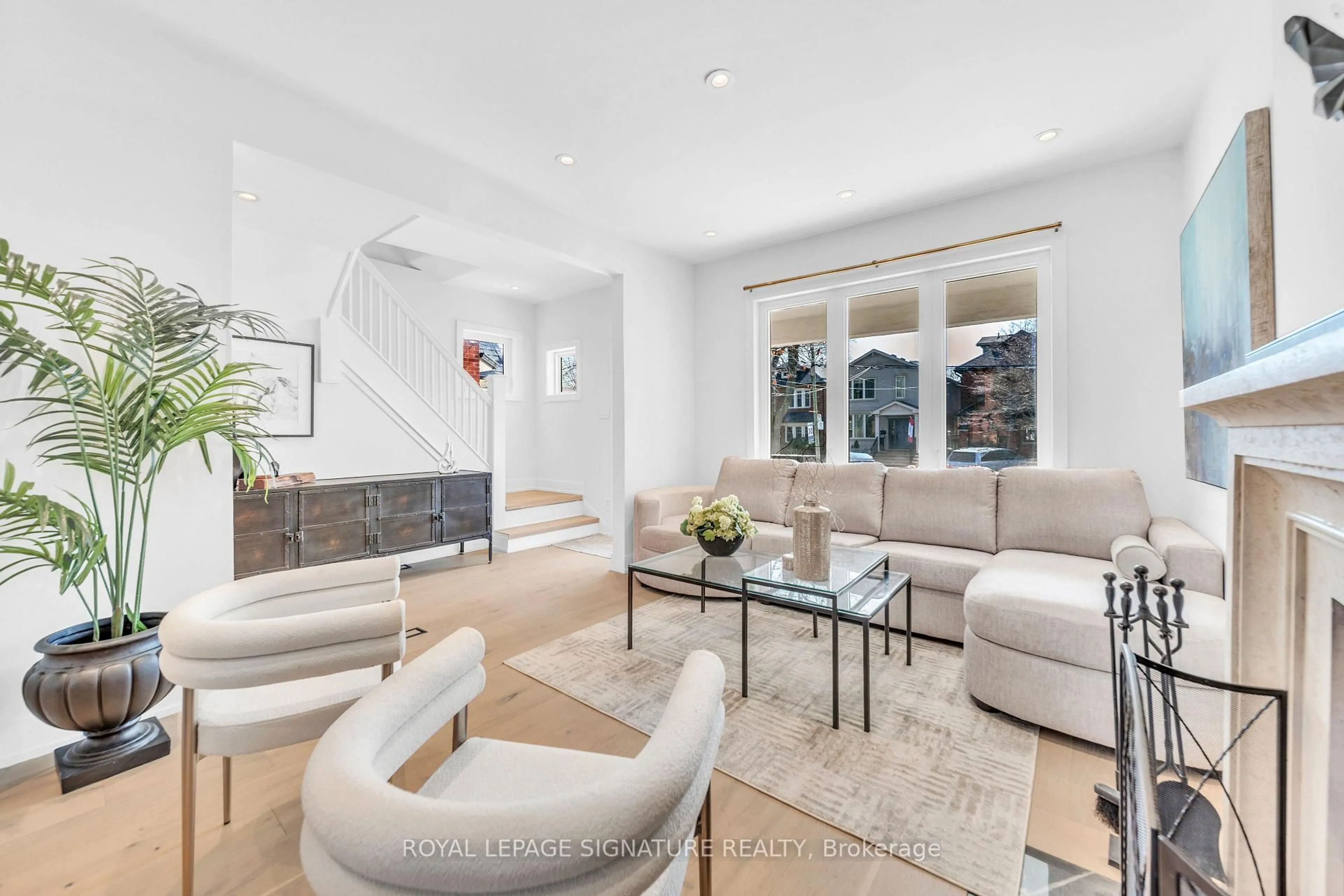 Living room with furniture, unknown for 70 Cranbrooke Ave, Toronto Ontario M5M 1M4