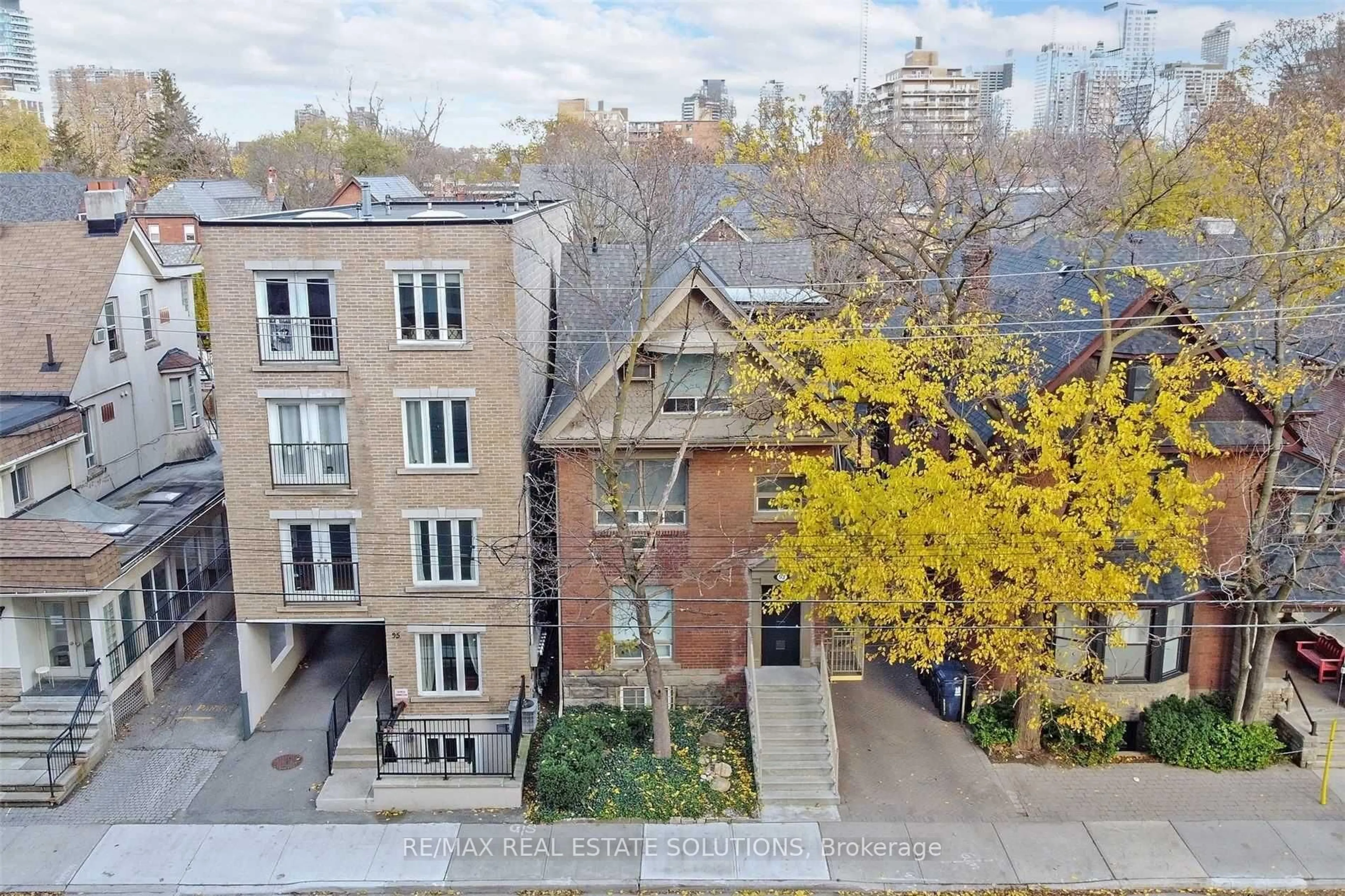 A pic from outside/outdoor area/front of a property/back of a property/a pic from drone, city buildings view from balcony for 93 Spadina Rd, Toronto Ontario M5R 2T1