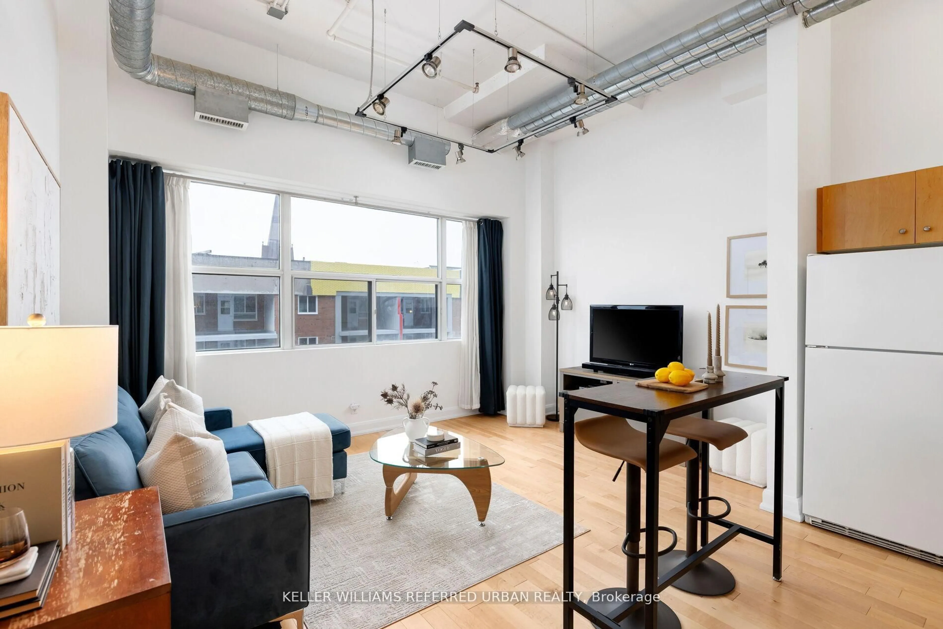 Living room with furniture, unknown for 700 King St #804, Toronto Ontario M5V 2Y6