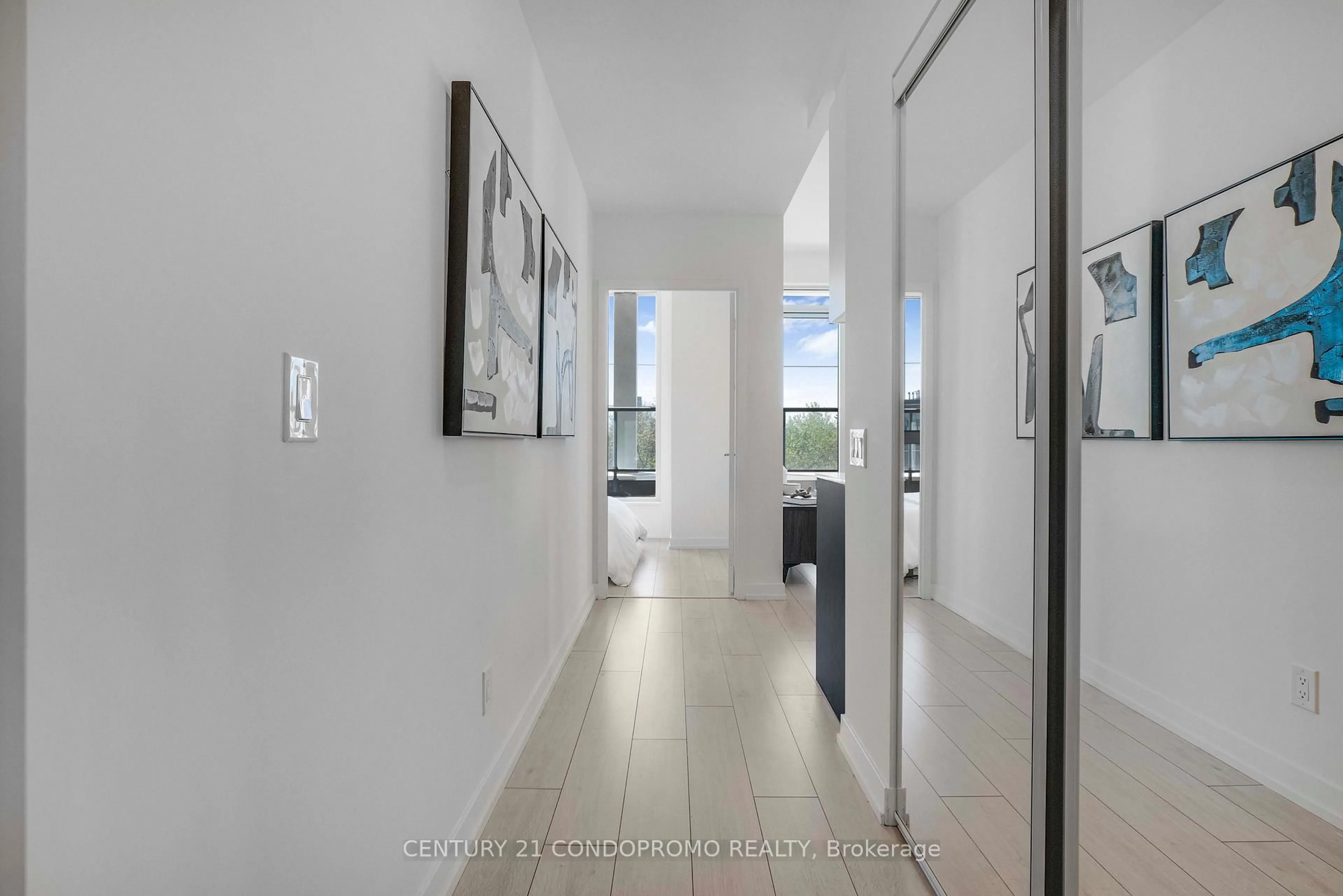 Indoor foyer for 500 Dupont St #319, Toronto Ontario M6G 1Y7