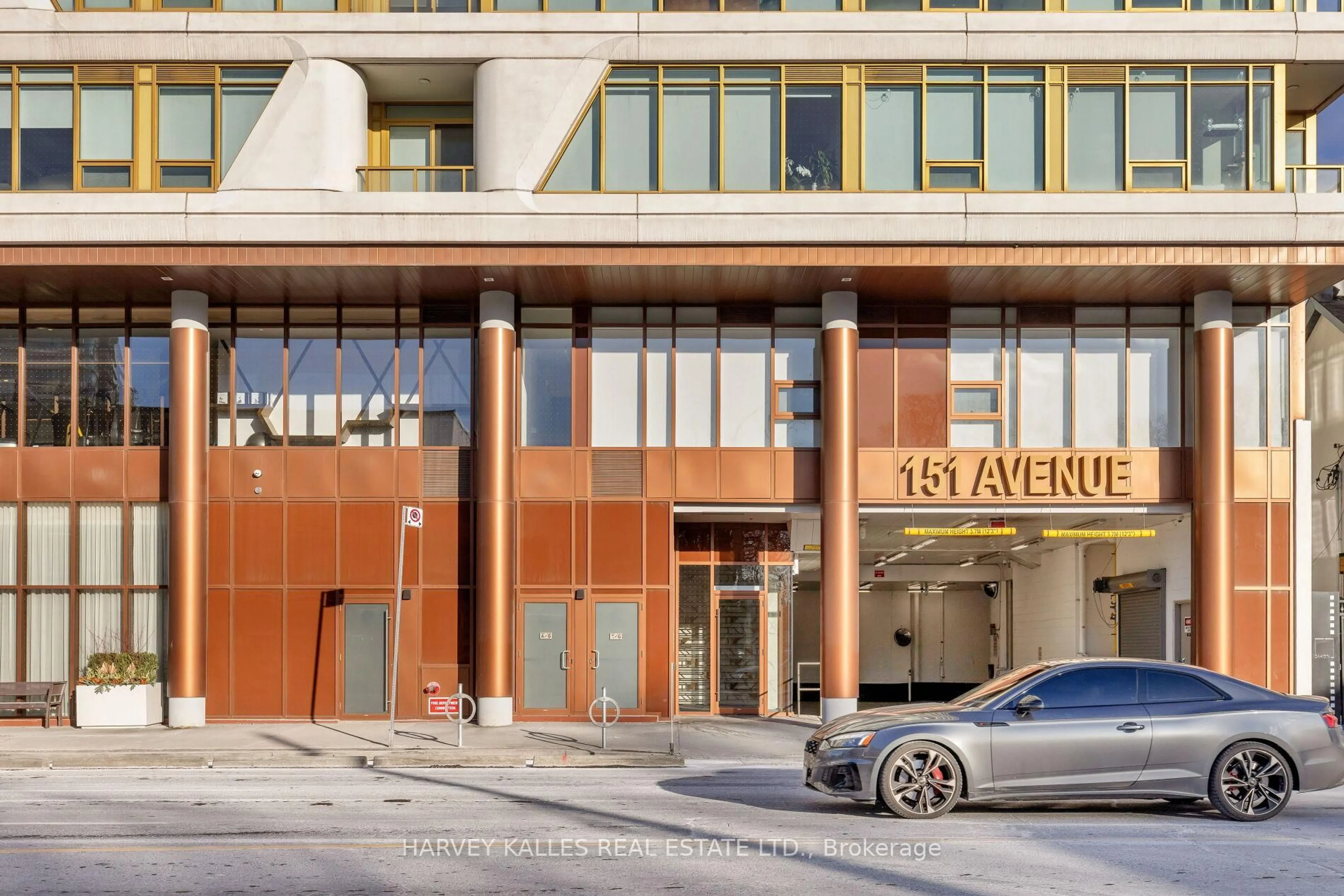 Indoor foyer for 151 Avenue Rd #805, Toronto Ontario M5R 2H7