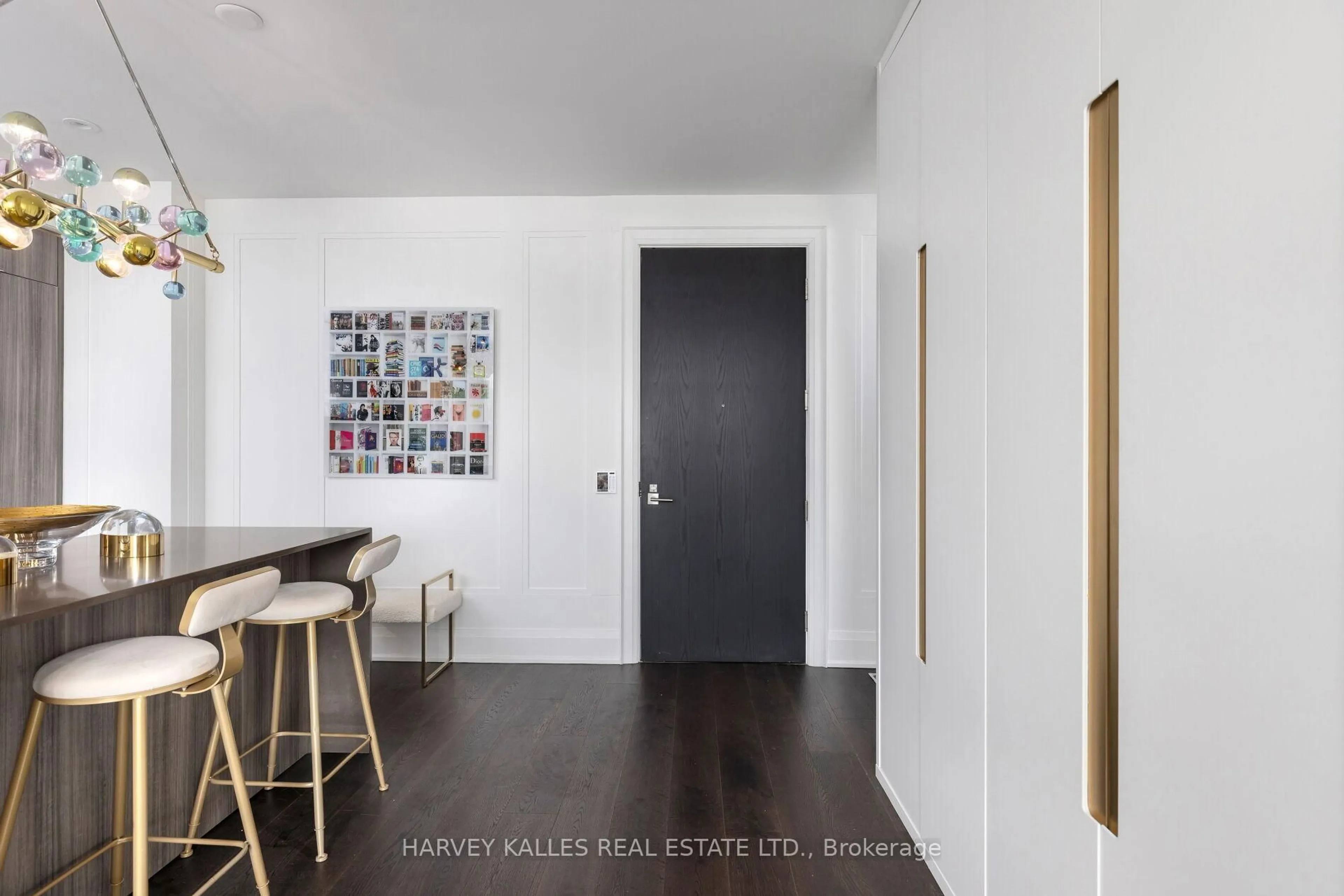 Indoor entryway for 151 Avenue Rd #805, Toronto Ontario M5R 2H7