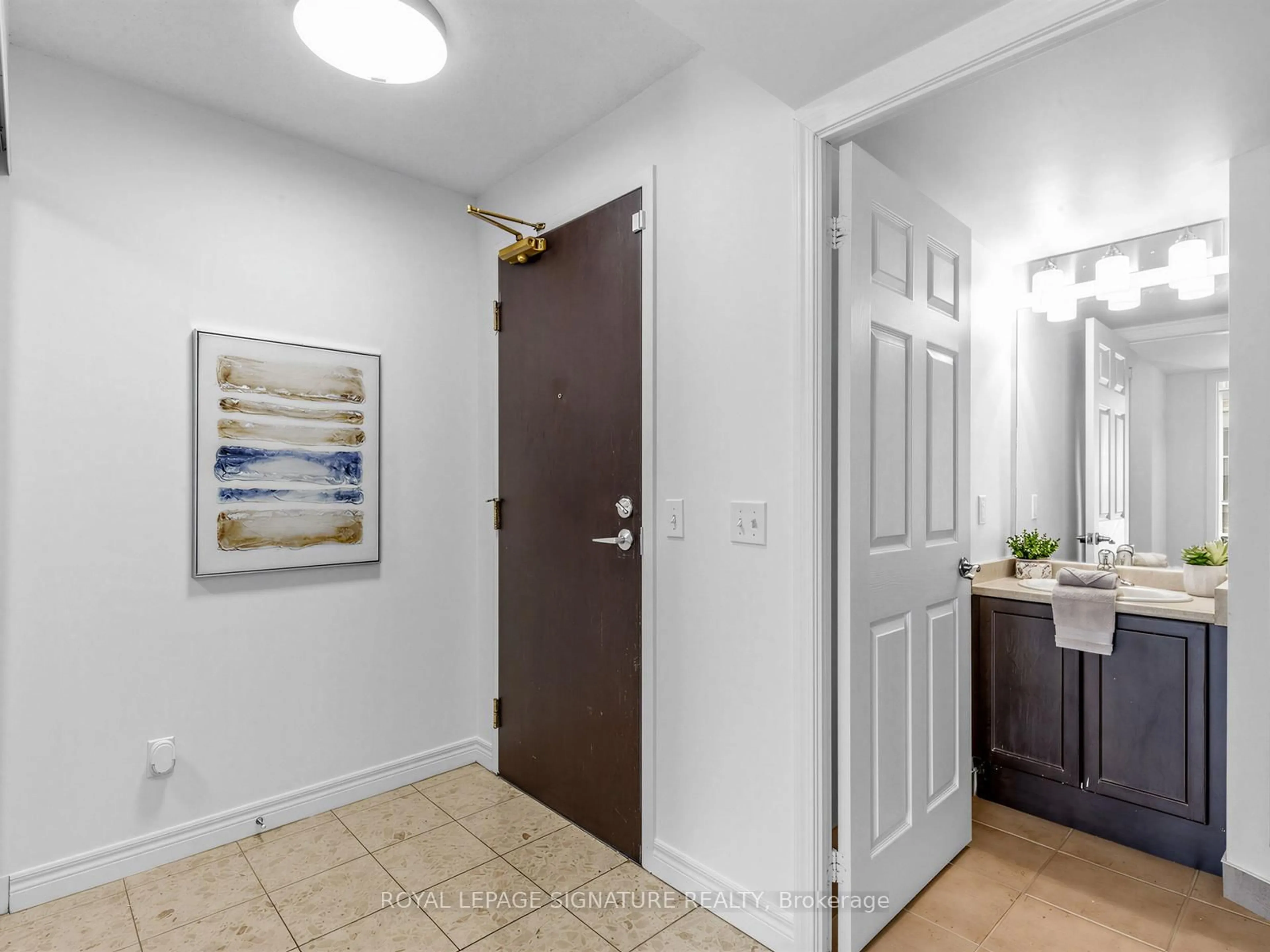 Indoor entryway for 30 Grand Trunk Cres #3906, Toronto Ontario M5J 3A4
