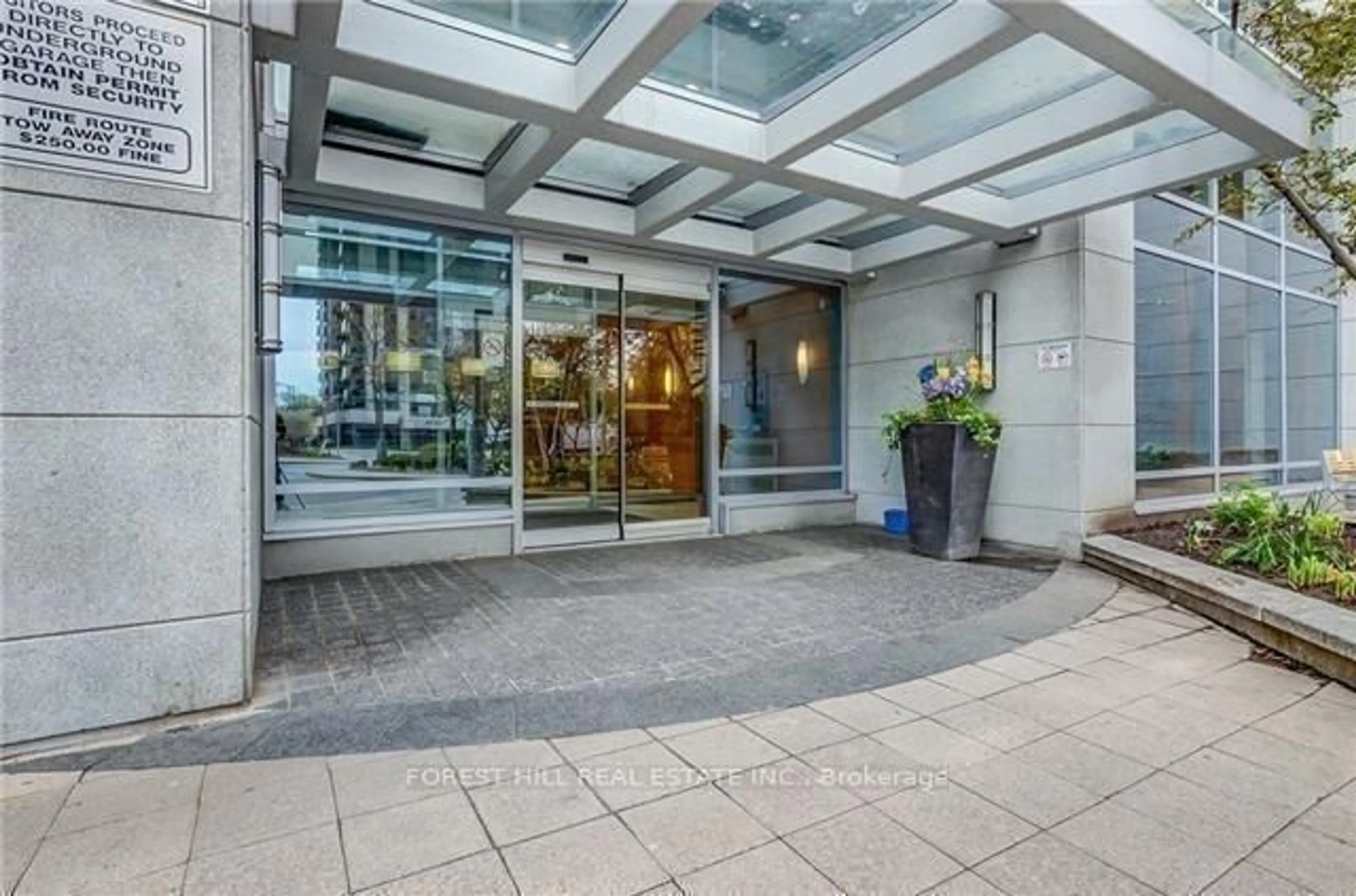 Indoor foyer for 4968 Yonge St #1910, Toronto Ontario M2N 5N7