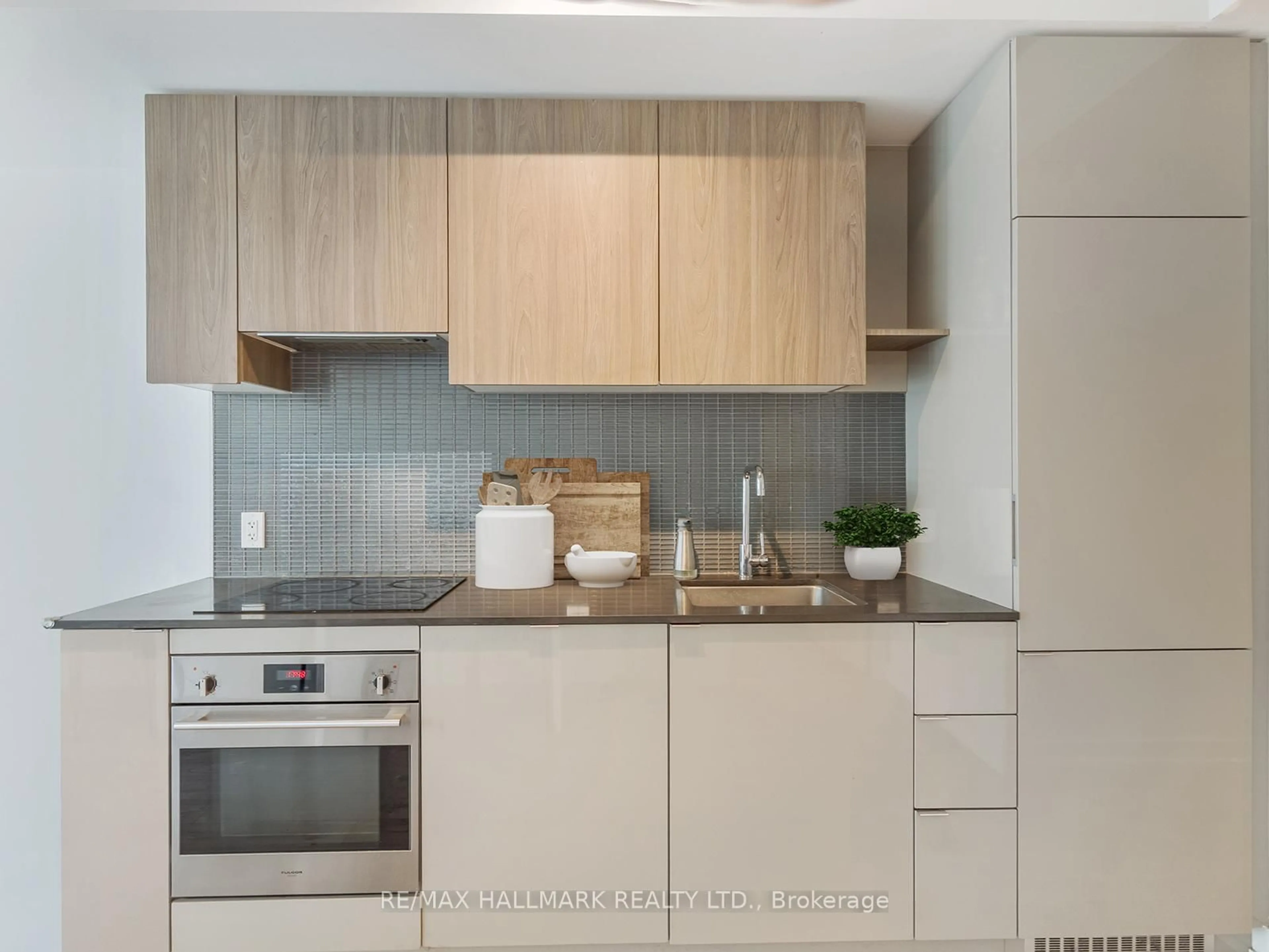 Standard kitchen, unknown for 161 Roehampton Ave #2208, Toronto Ontario M4P 0C8