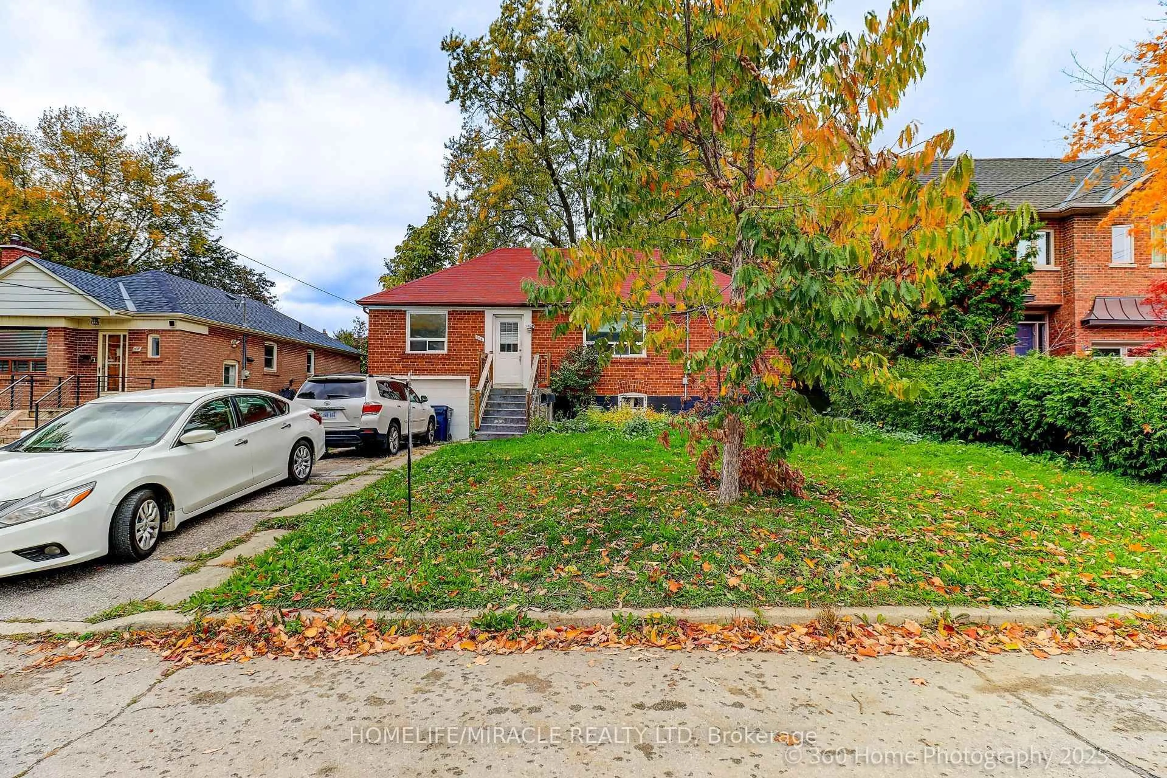 A pic from outside/outdoor area/front of a property/back of a property/a pic from drone, street for 106 Johnston Ave, Toronto Ontario M2N 1H2
