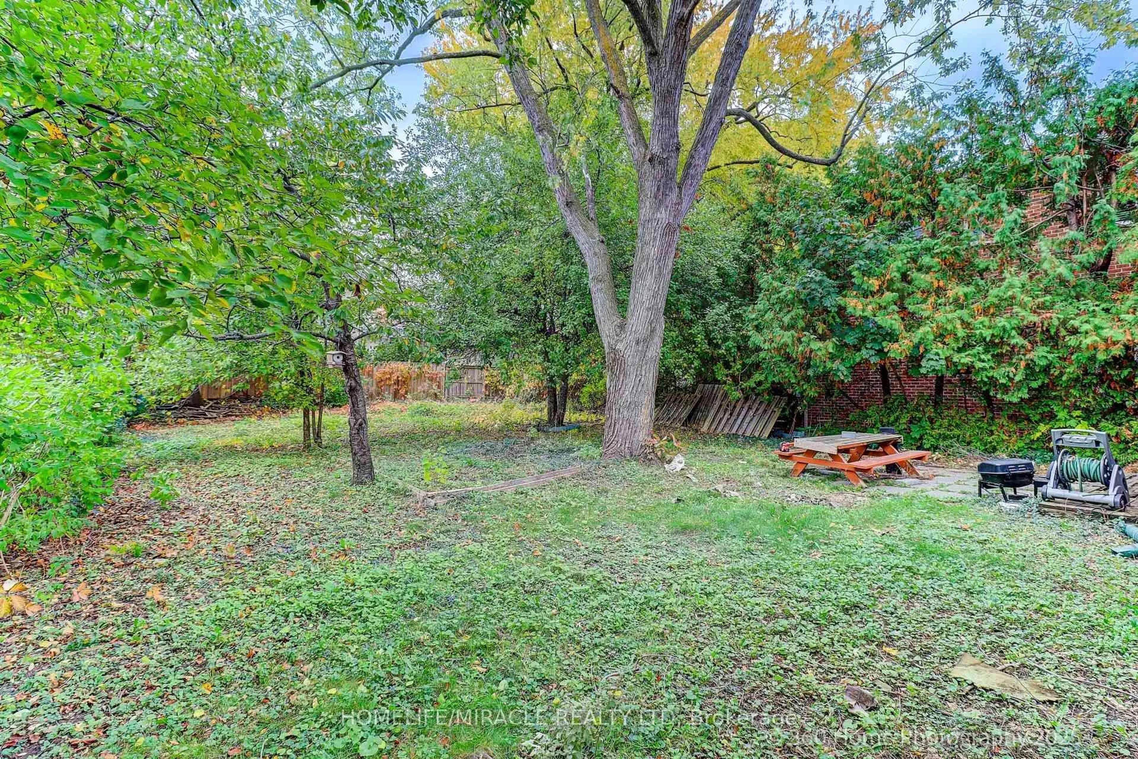 Patio, forest/trees view for 106 Johnston Ave, Toronto Ontario M2N 1H2