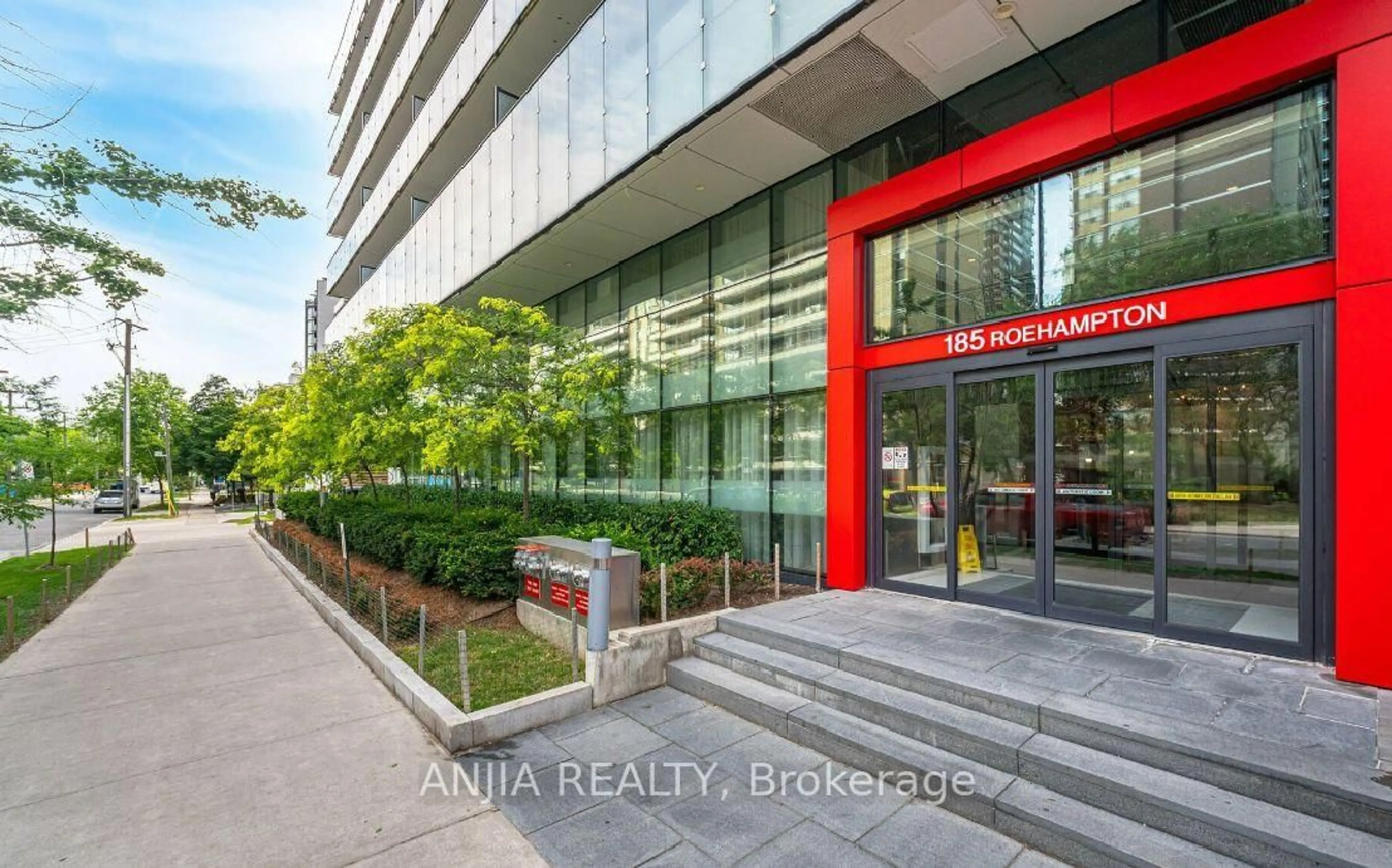 Indoor foyer for 185 Roehampton Ave #312, Toronto Ontario M4P 0C6
