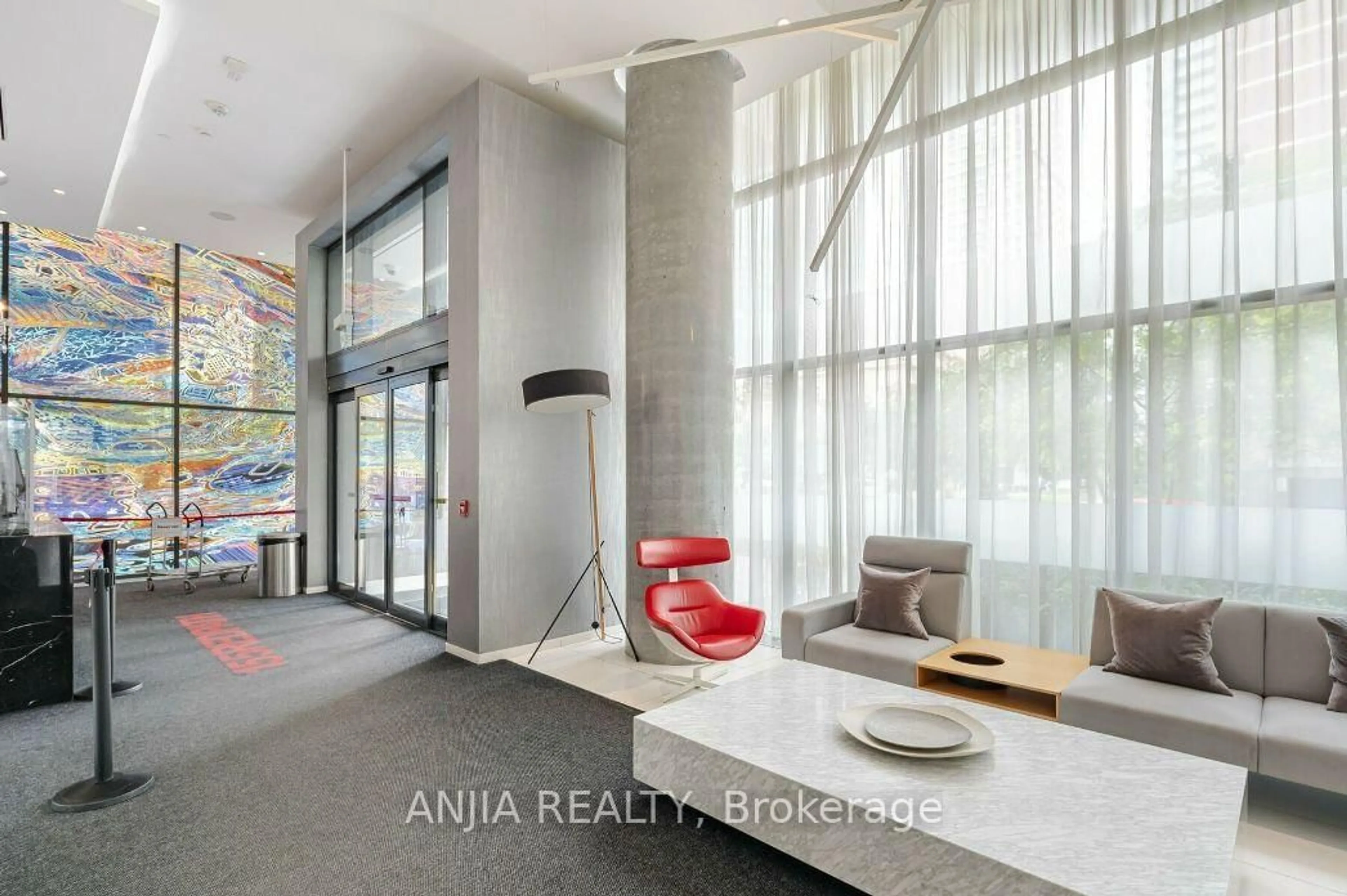 Indoor foyer for 185 Roehampton Ave #312, Toronto Ontario M4P 0C6