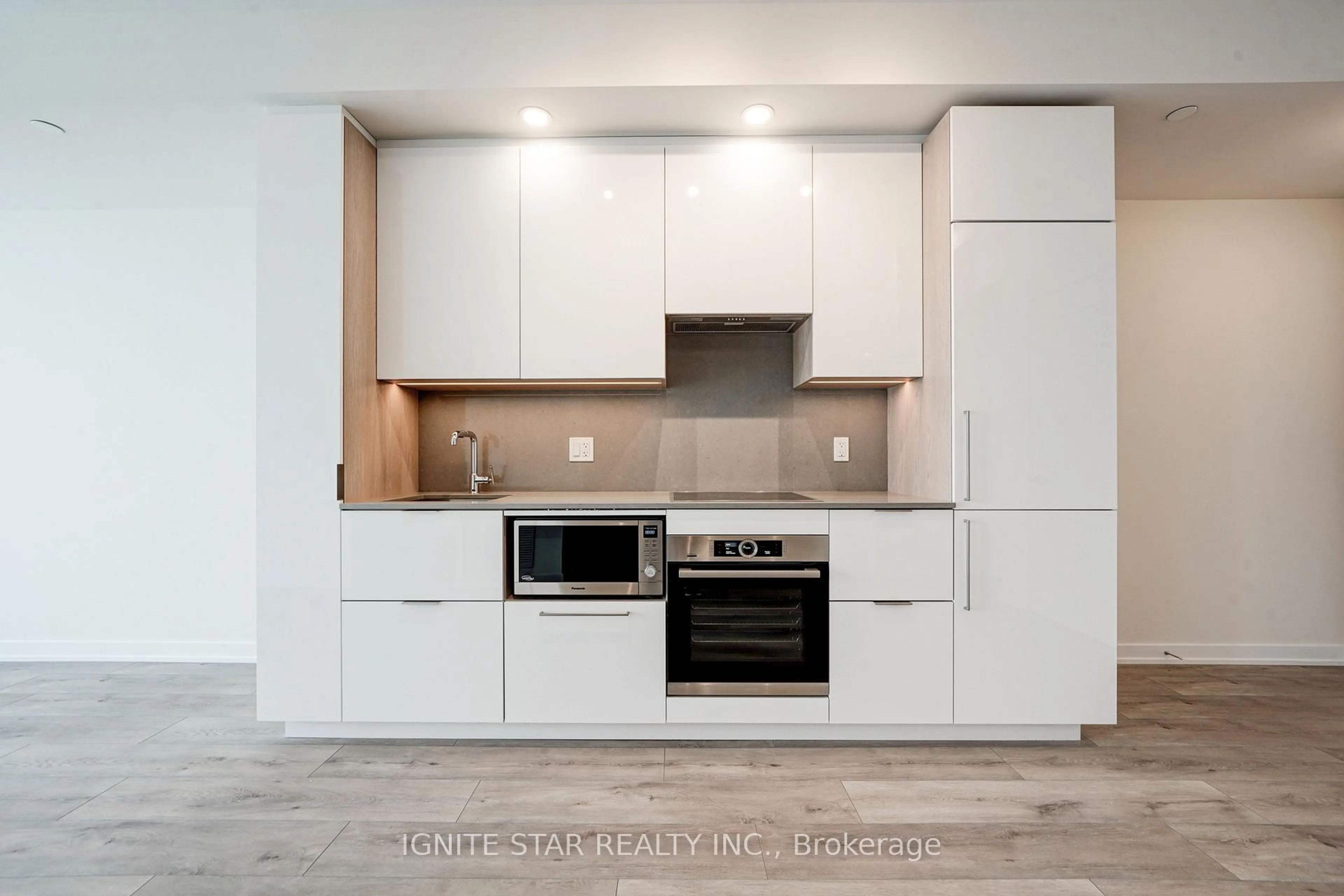 Contemporary kitchen, wood/laminate floor for 28 Freeland St #3101, Toronto Ontario M5E 0E3