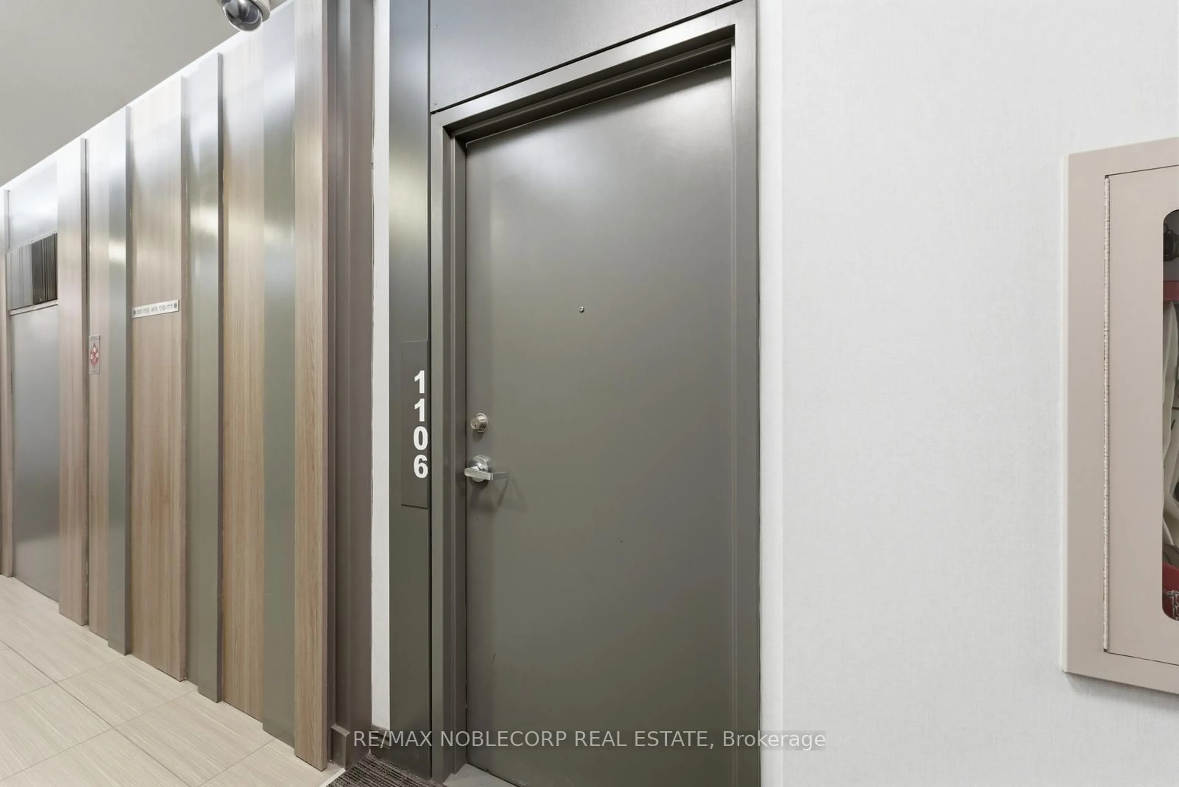 Indoor foyer for 15 Bruyeres Mews #1106, Toronto Ontario M5V 0A7