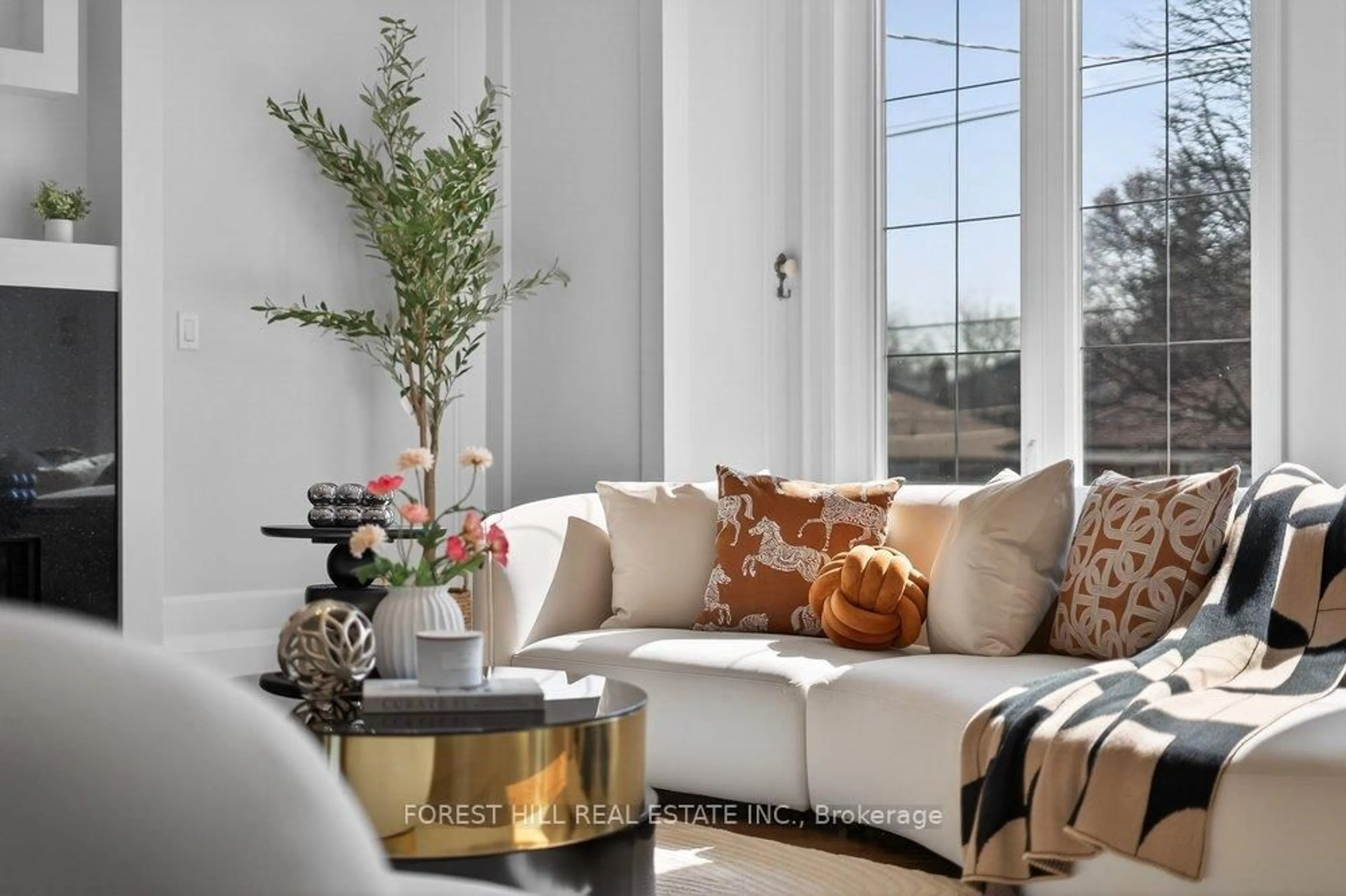 Living room with furniture, unknown for 26 Madawaska Ave, Toronto Ontario M2M 2P9