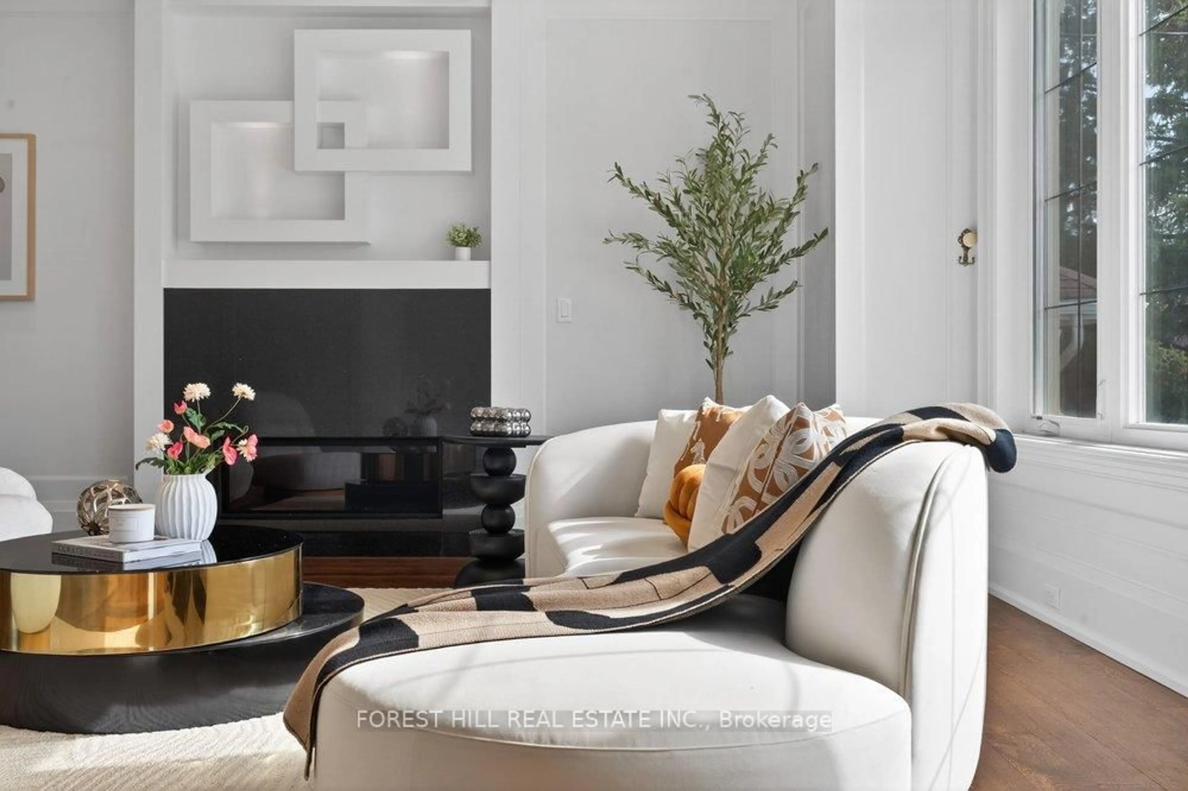 Living room with furniture, unknown for 26 Madawaska Ave, Toronto Ontario M2M 2P9