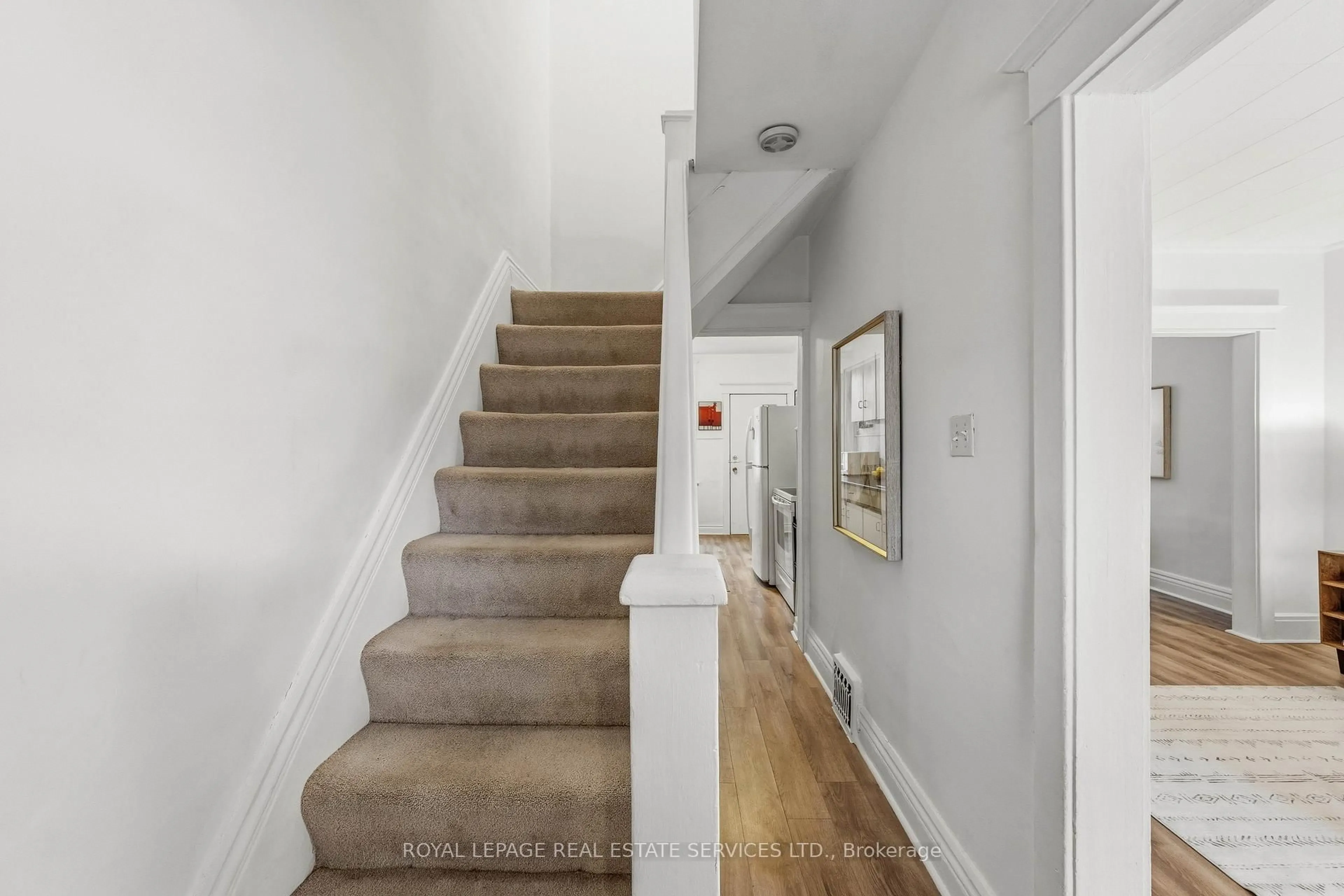 Stairs for 186 Roslin Ave, Toronto Ontario M4N 1Z6