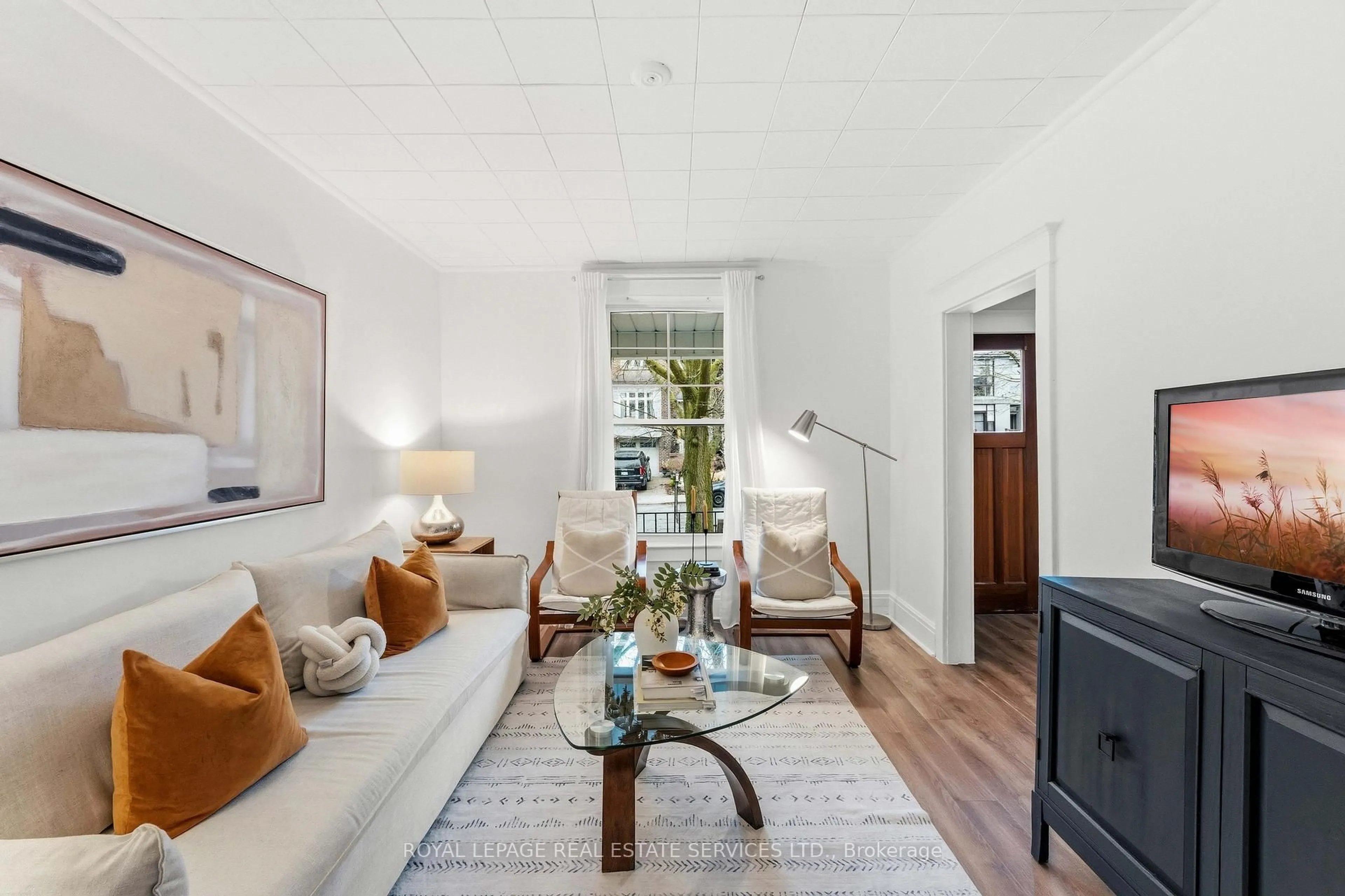 Living room with furniture, unknown for 186 Roslin Ave, Toronto Ontario M4N 1Z6