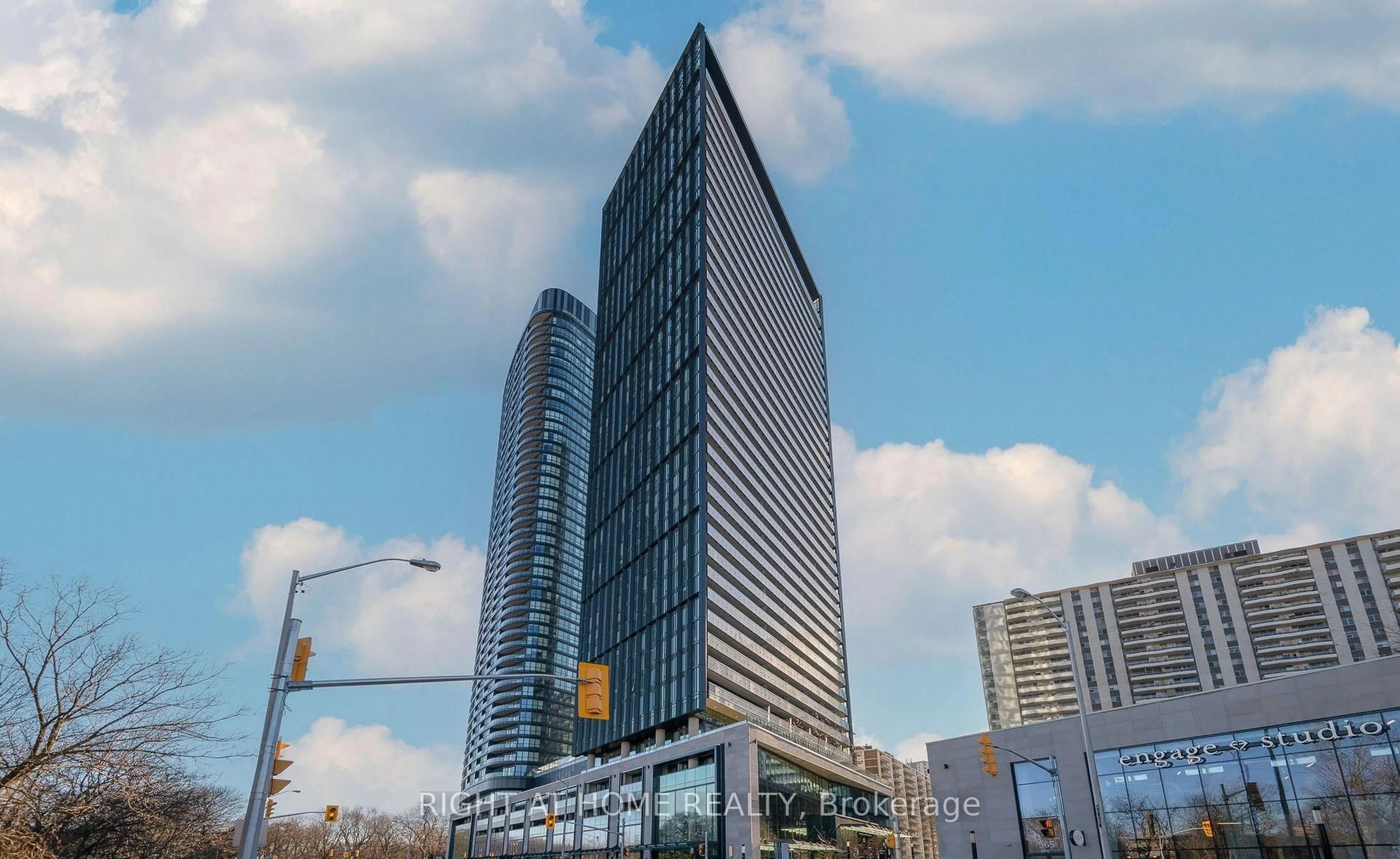 Indoor foyer for 585 Bloor St #419, Toronto Ontario M4W 0B3