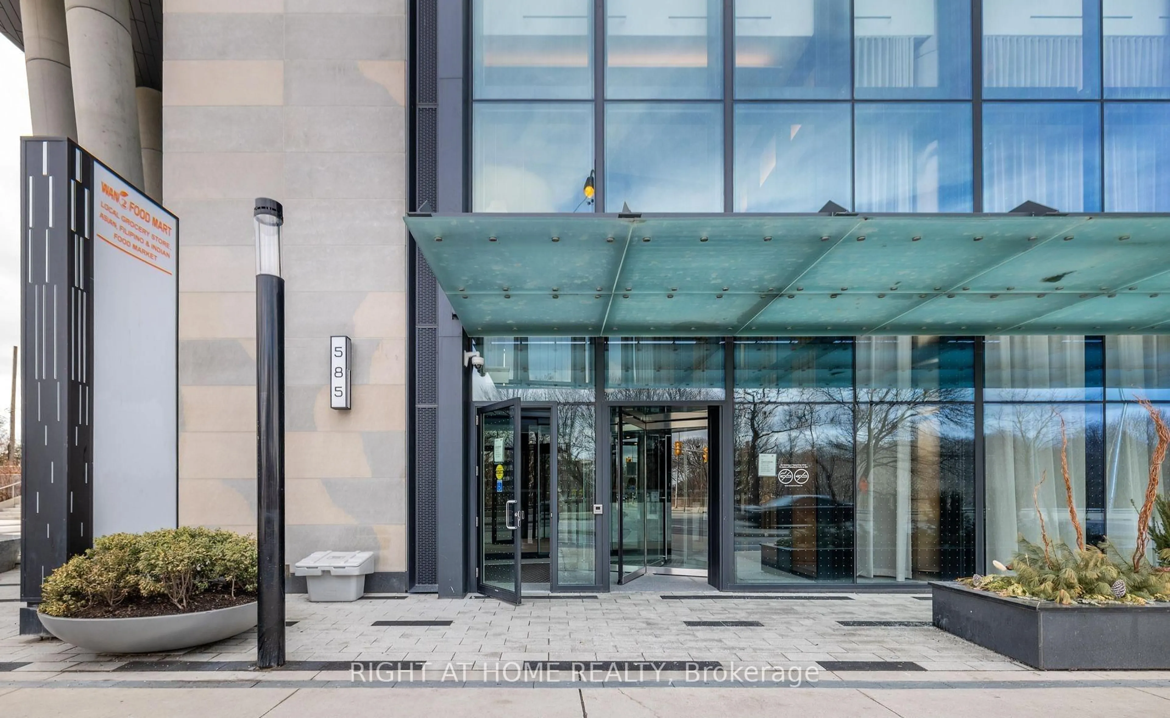 Indoor foyer for 585 Bloor St #419, Toronto Ontario M4W 0B3