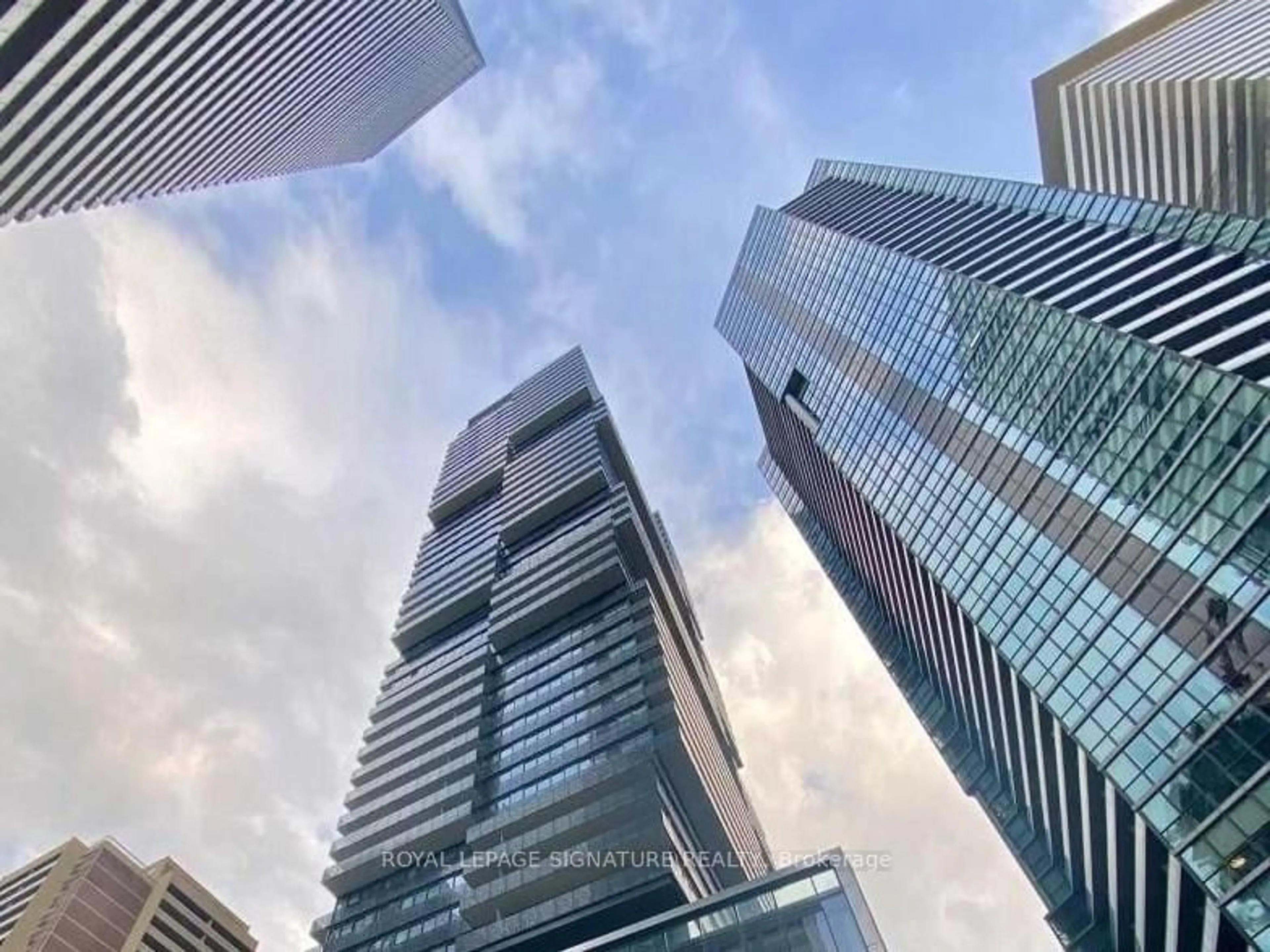 Blurry image for 55 Charles St #4002, Toronto Ontario M4Y 0J1