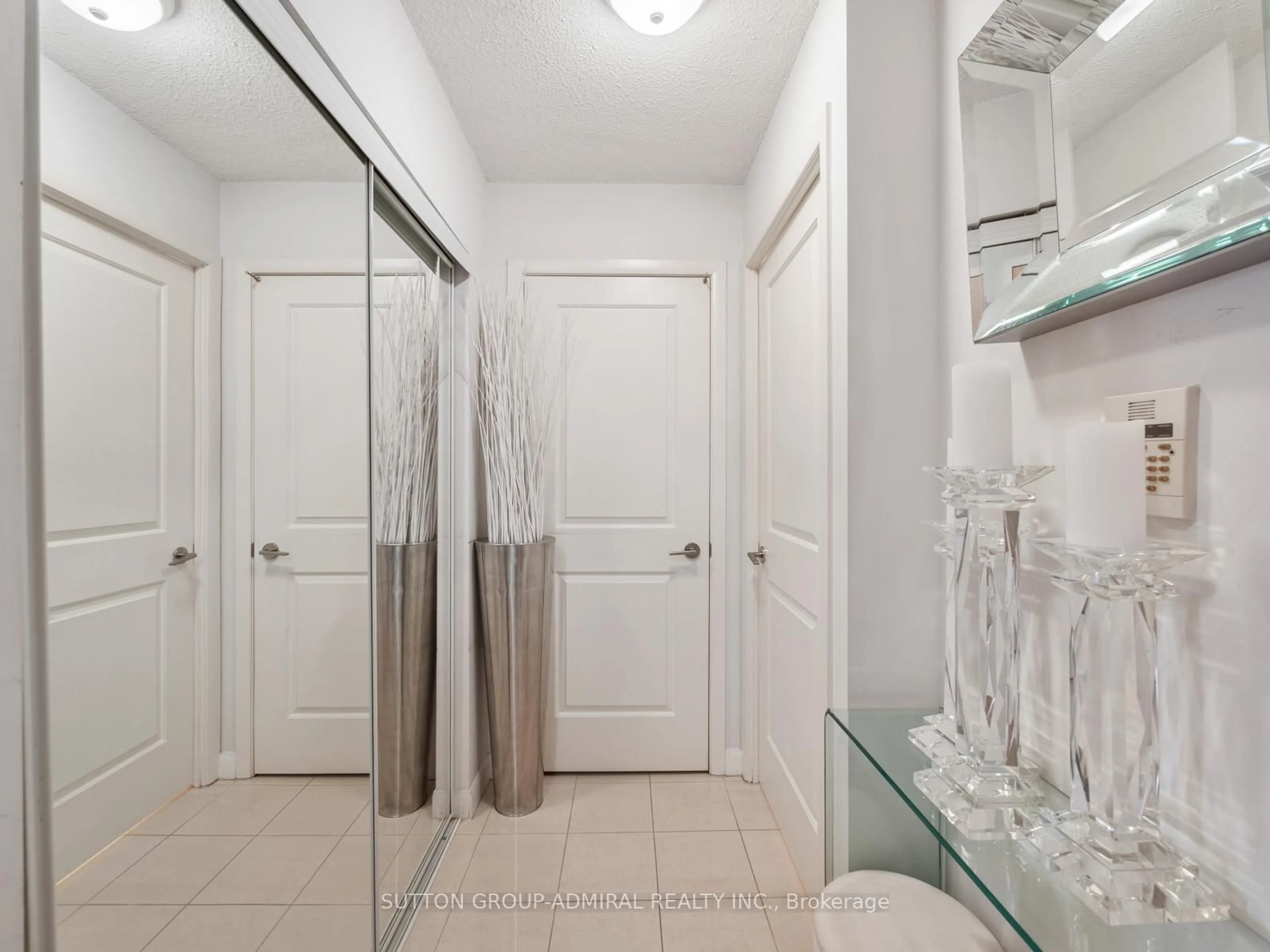 Standard bathroom, ceramic/tile floor for 4978 Yonge St #1103, Toronto Ontario M2N 7G8