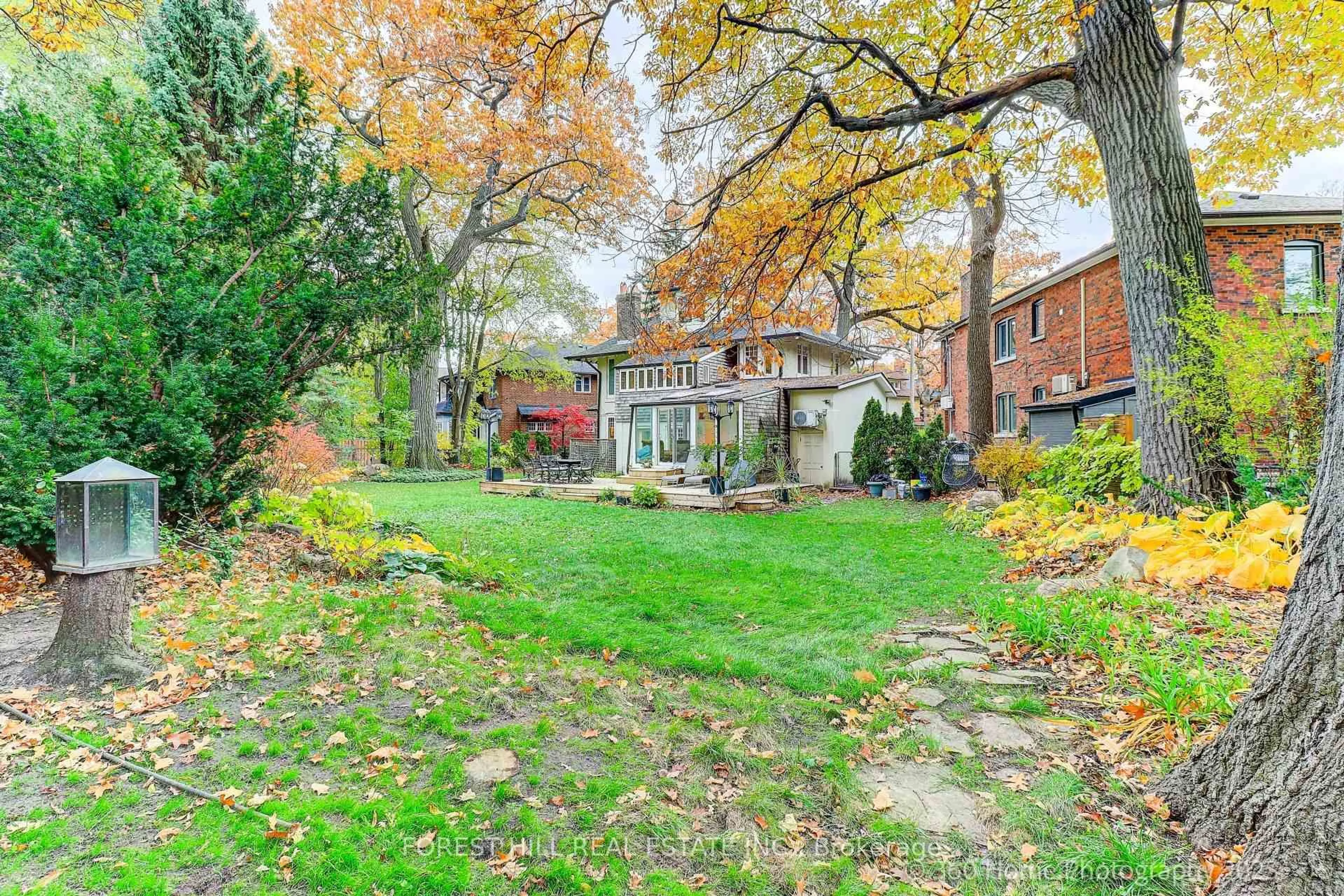 Patio, street for 91 Braemore Gdns, Toronto Ontario M6G 2C7