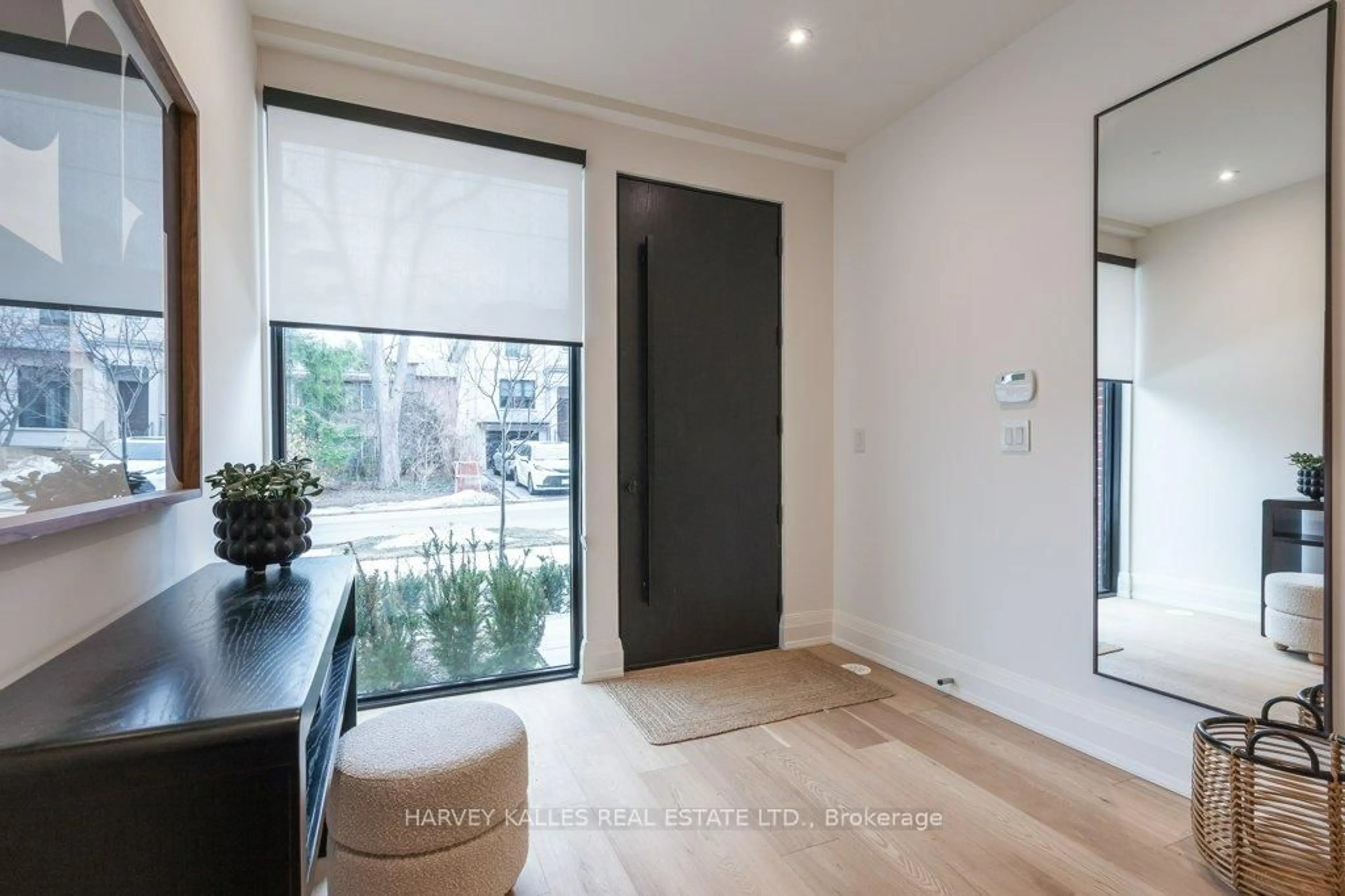 Indoor entryway for 36 Evergreen Gdns, Toronto Ontario M4G 1C5