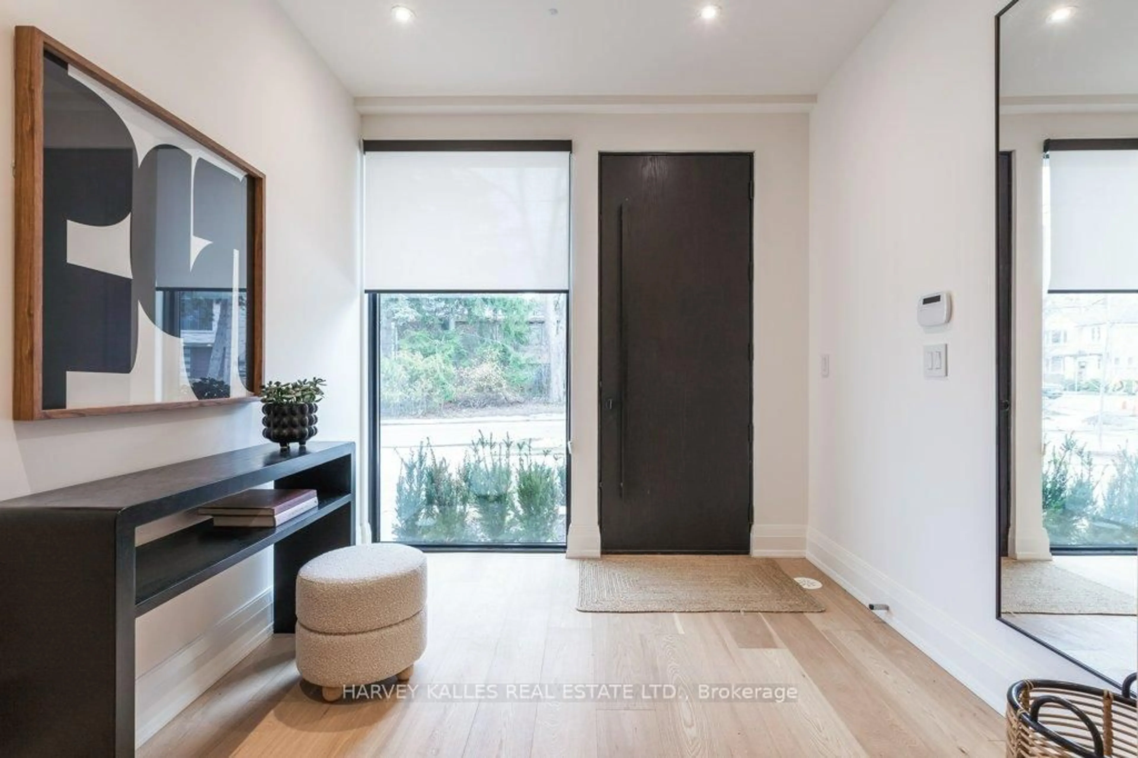 Indoor entryway for 36 Evergreen Gdns, Toronto Ontario M4G 1C5