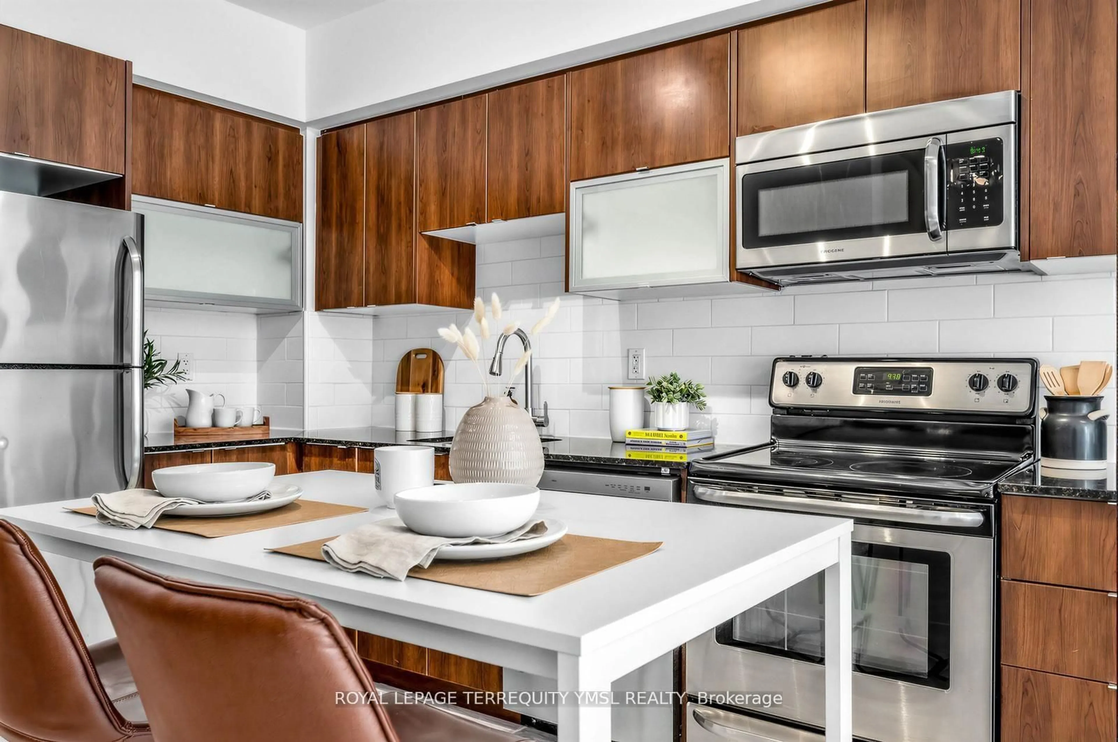 Open concept kitchen, ceramic/tile floor for 59 East Liberty St #802, Toronto Ontario M6K 3R1