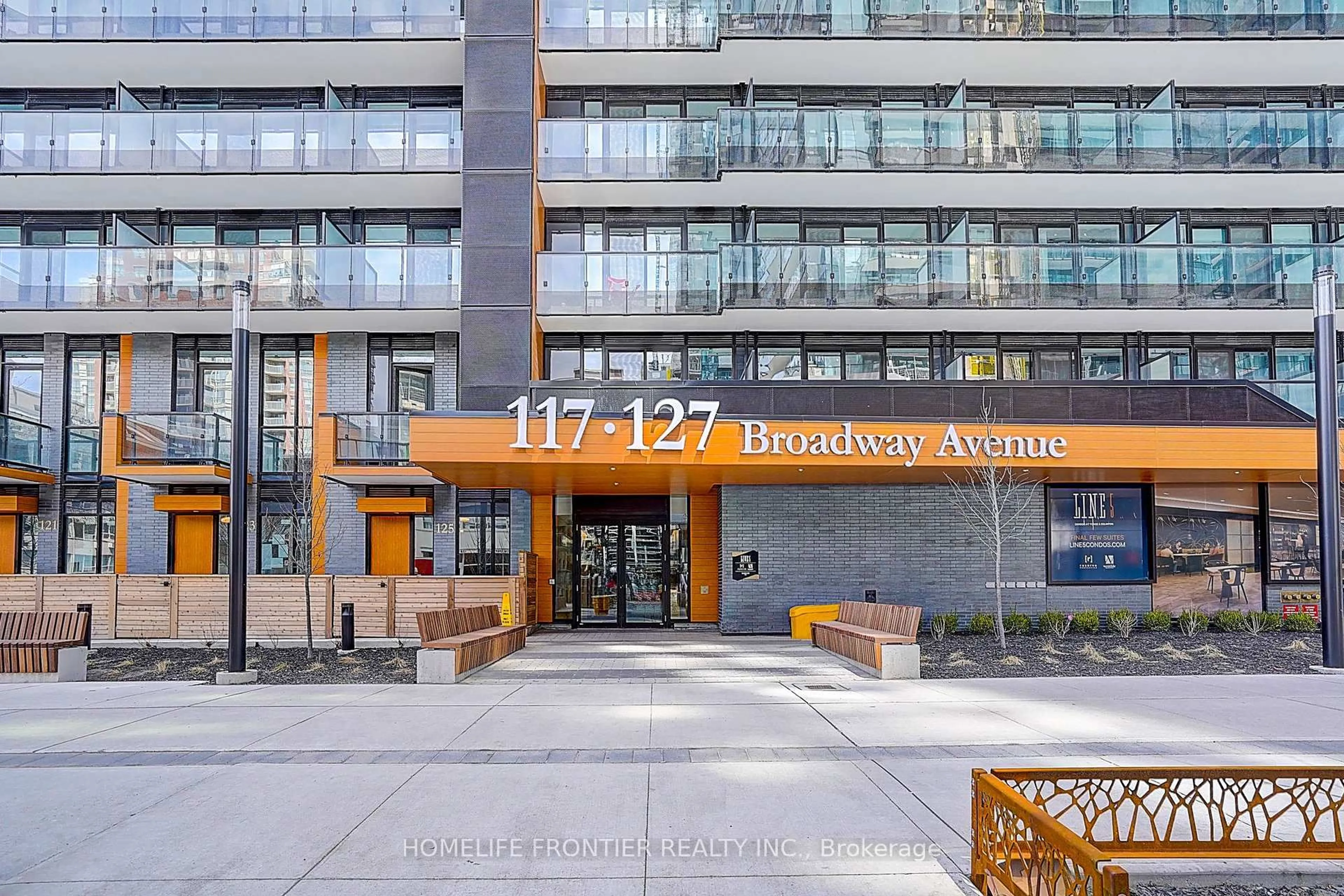 Indoor foyer for 117 Broadway Ave #417, Toronto Ontario M4P 1V3