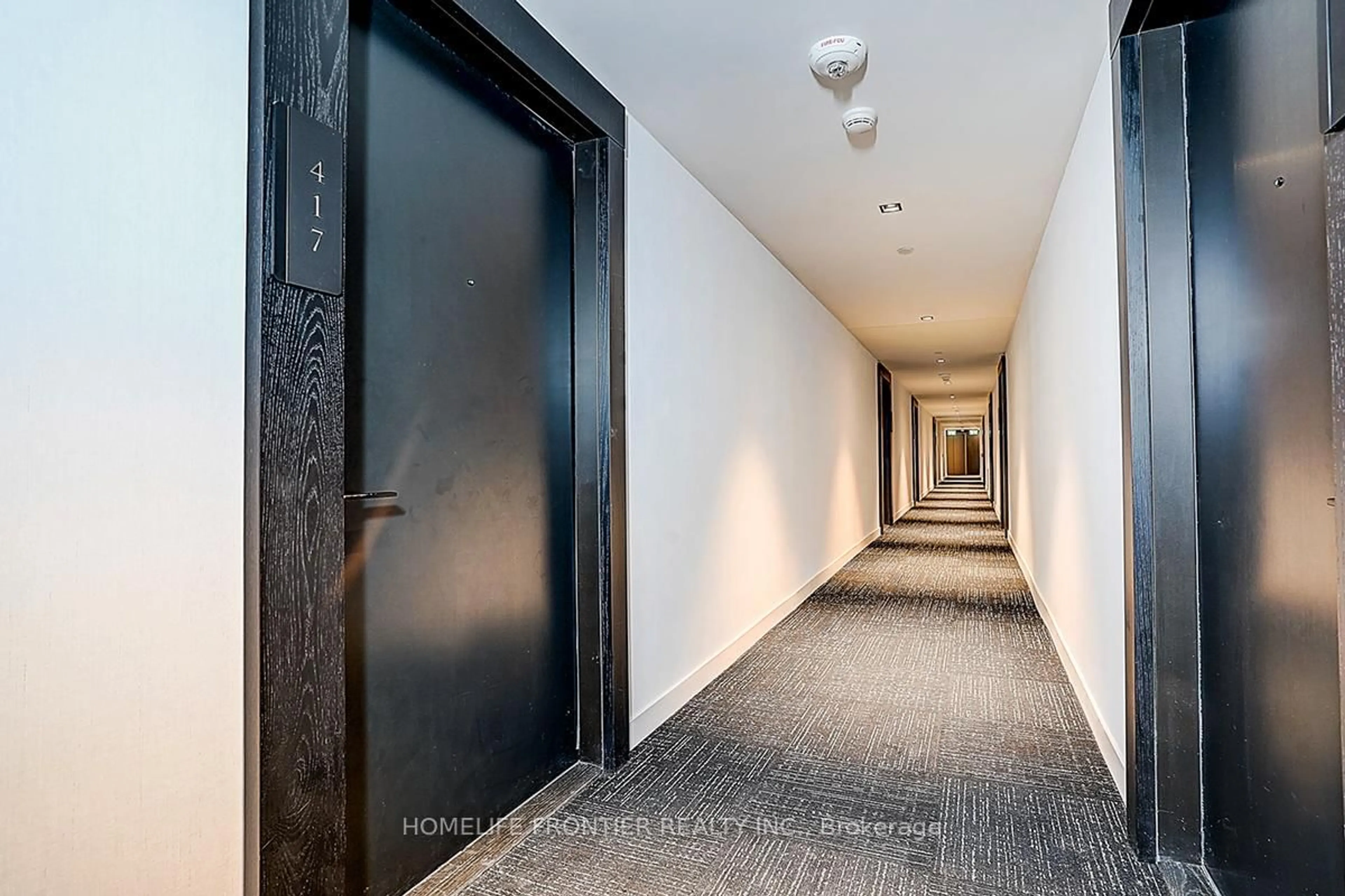 Indoor foyer for 117 Broadway Ave #417, Toronto Ontario M4P 1V3